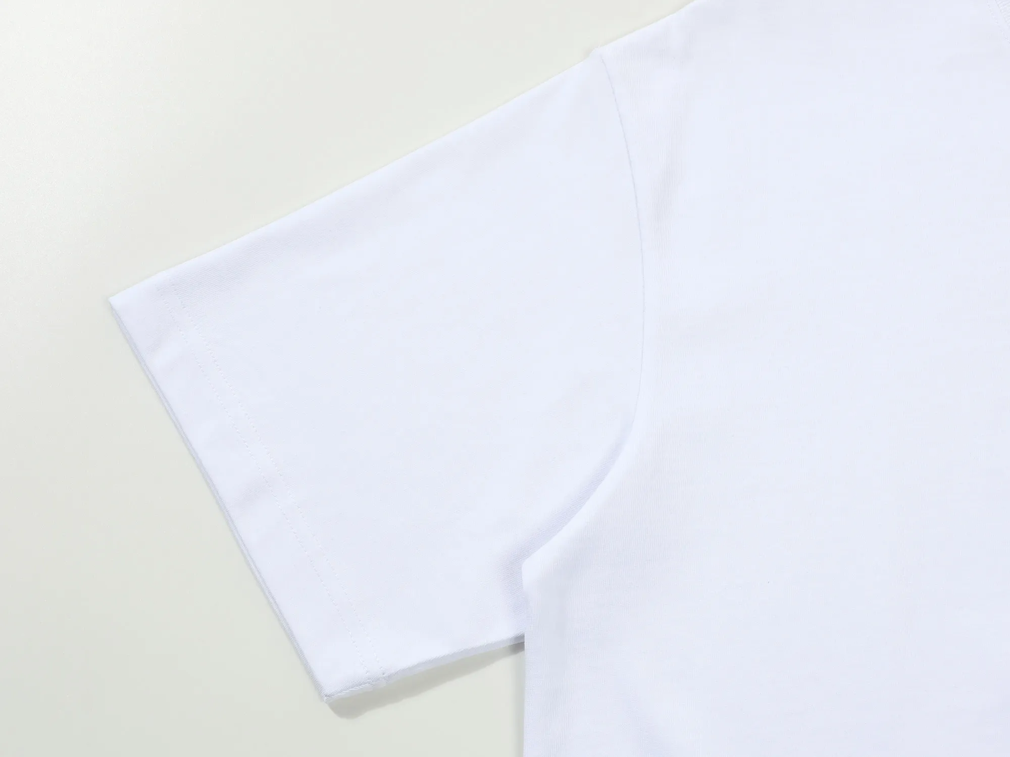 🅿️170 Celin* Celin LOGO embroidery stickers with hand-cut letters‼ ️Short-sleeved T-shirt® *Customized 280g cotton fabric, the fabric is soft, skin-friendly and comfortable *Laminated letter logo on the front *A very simple and elegant one that is unparalleled in terms of upper body comfort, interpreting your luxury and taste, and creating your fashionable charm. ⚠️Washing method: It is recommended to dry clean or wrap the reverse side in a laundry bag and machine wash it quickly in cold water and let it dry naturally! ⚠️ Unisex style 𝐂𝐎𝐋𝐎𝐔𝐑: White Black 𝐒𝐈𝐙𝐄: S-XL