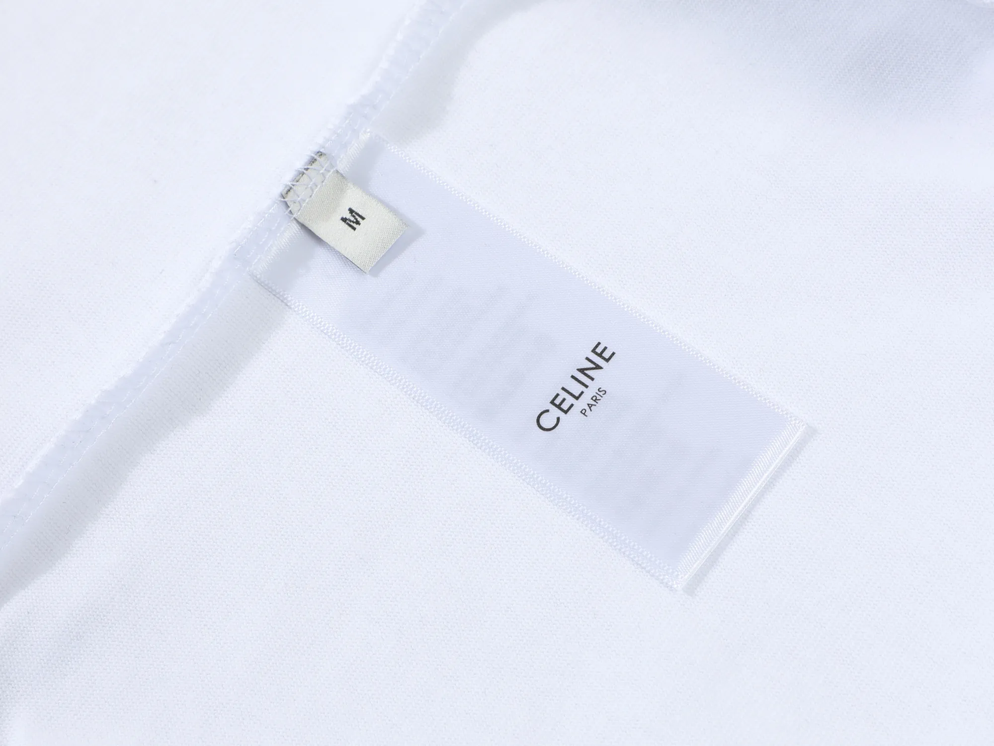 🅿️170 Celin* Celin LOGO embroidery stickers with hand-cut letters‼ ️Short-sleeved T-shirt® *Customized 280g cotton fabric, the fabric is soft, skin-friendly and comfortable *Laminated letter logo on the front *A very simple and elegant one that is unparalleled in terms of upper body comfort, interpreting your luxury and taste, and creating your fashionable charm. ⚠️Washing method: It is recommended to dry clean or wrap the reverse side in a laundry bag and machine wash it quickly in cold water and let it dry naturally! ⚠️ Unisex style 𝐂𝐎𝐋𝐎𝐔𝐑: White Black 𝐒𝐈𝐙𝐄: S-XL