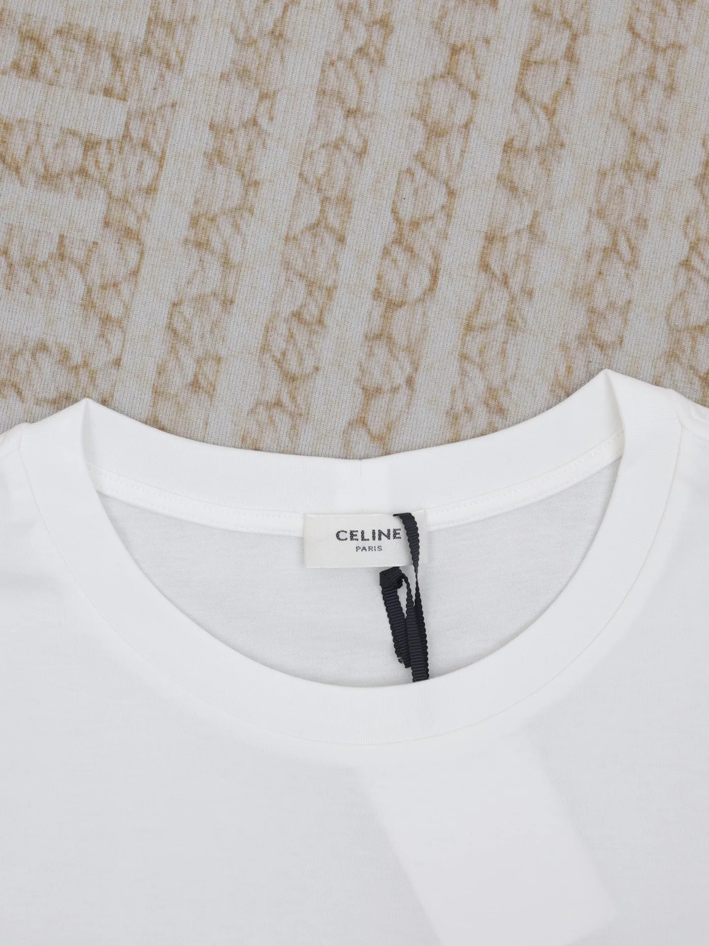 🅿️250 Celine*/Celin 25ss new classic printed Arc de Triomphe round neck short-sleeved fabric is soft and comfortable, classic round neck short-sleeved design, and elastic inserts are embedded in the internal seams to prevent the body from walking after repeated wear and washing. The cuffs and hem bottom are fixed with specially machined double topstitching. At the same time, it can enhance the adhesion between the glue and the fabric. The glue and the fabric have strong adhesion, are washable and wear-resistant, and are not easy to fall off.  Size：S/M/L/XL
