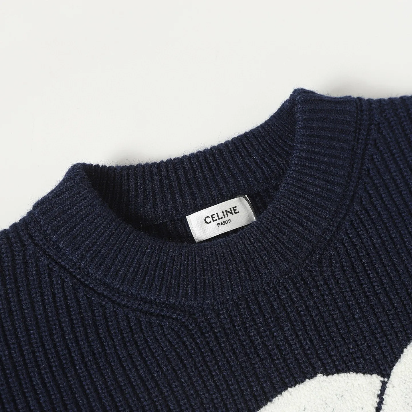 🅿️370 Celine/Celine 25Fw early autumn new Arc de Triomphe logo cardigan exclusively developed by yb! High quality production! Three-dimensional towel embroidered Arc de Triomphe heavyweight 100% imported wool yarn, the texture is invincible, come to those who know the stuff! The classic version has a lazy retro temperament, a preppy style for younger girls, and the upper body is versatile, handsome and fashionable! A must-have high-end item for Bai Fumei! The pattern doesn’t make your upper body look slimmer! Highly recommended for self-retention Color: Navy/Grey Size: S M L
