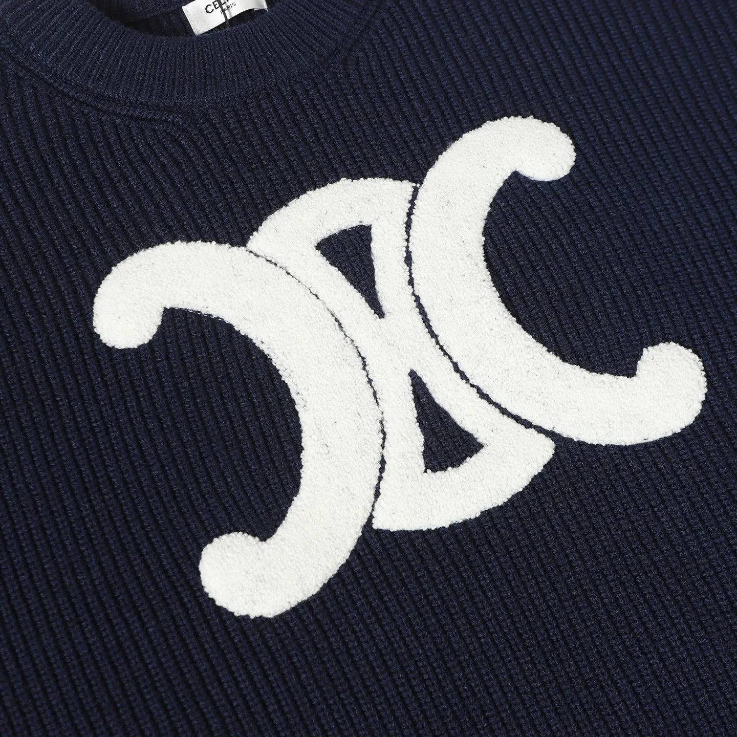 🅿️370 Celine/Celine 25Fw early autumn new Arc de Triomphe logo cardigan exclusively developed by yb! High quality production! Three-dimensional towel embroidered Arc de Triomphe heavyweight 100% imported wool yarn, the texture is invincible, come to those who know the stuff! The classic version has a lazy retro temperament, a preppy style for younger girls, and the upper body is versatile, handsome and fashionable! A must-have high-end item for Bai Fumei! The pattern doesn’t make your upper body look slimmer! Highly recommended for self-retention Color: Navy/Grey Size: S M L