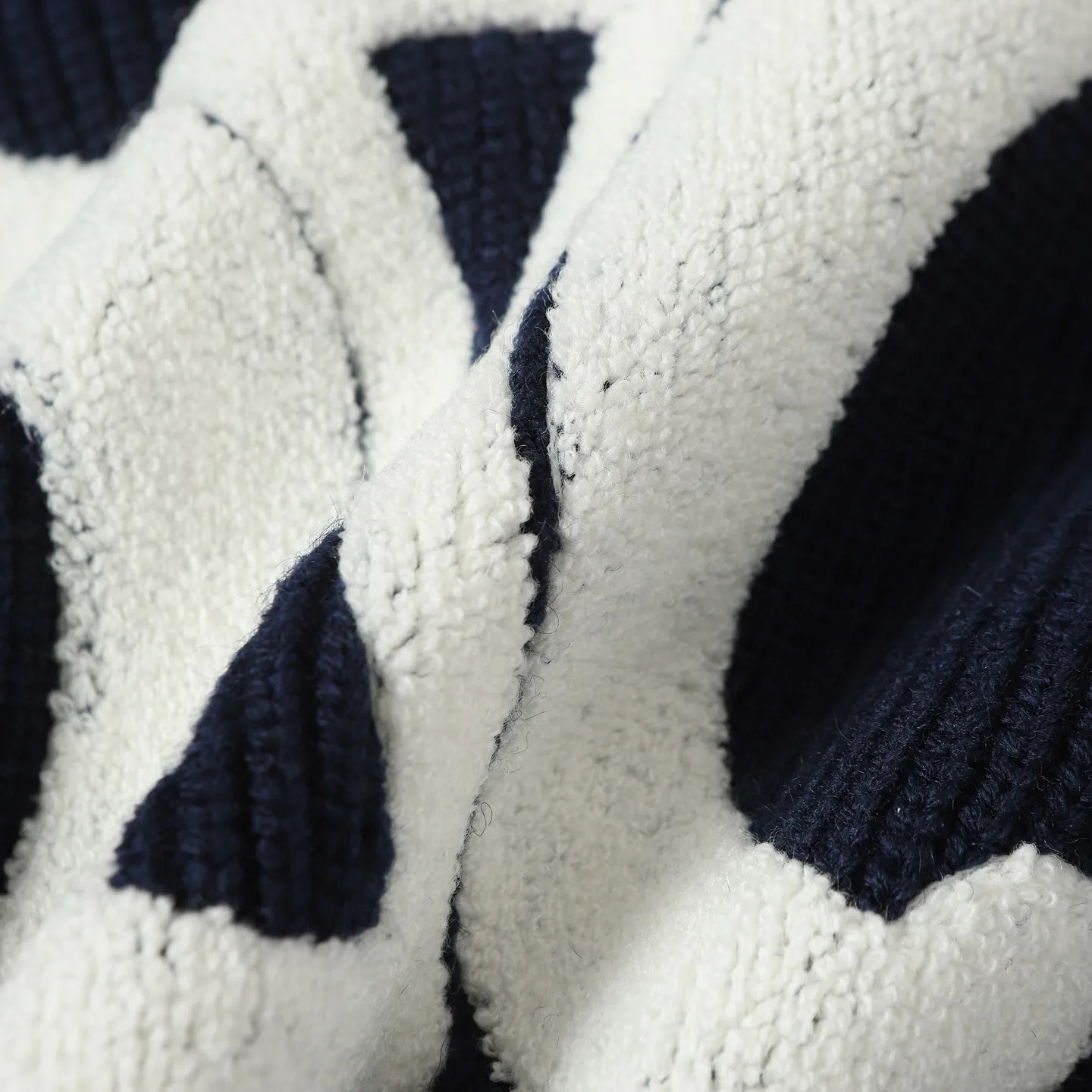 🅿️370 Celine/Celine 25Fw early autumn new Arc de Triomphe logo cardigan exclusively developed by yb! High quality production! Three-dimensional towel embroidered Arc de Triomphe heavyweight 100% imported wool yarn, the texture is invincible, come to those who know the stuff! The classic version has a lazy retro temperament, a preppy style for younger girls, and the upper body is versatile, handsome and fashionable! A must-have high-end item for Bai Fumei! The pattern doesn’t make your upper body look slimmer! Highly recommended for self-retention Color: Navy/Grey Size: S M L