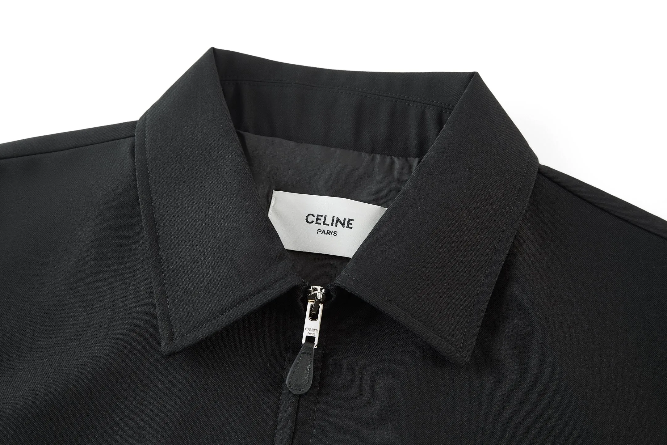 🅿️480 [Exclusive supply] Celine Arc de Triomphe embroidered zipper jacket (black) The original version was purchased and developed for 19,500. The fabric is made of 32-count combed pure cotton fabric and is custom-woven with 60% wool. Double layer composite thickening, weight is about 400 grams. Lined with high-density spun lining. The zipper uses electroplated hardware and bright silver pull bars, and the zipper uses European-style imported zippers, decorated with composite cowhide sliders. The embroidery uses 3D three-dimensional embroidery, and the chest is embellished with Arc de Triomphe embroidery. Add a touch of simple, high-end style. The shirt collar is made of double layers and ironed to make the upper body of the clothes more three-dimensional. The entire garment is made using a special machine. Lining: 62% wool, 38% cotton Lining: 100% viscose Pocket lining: 100% cotton TRIOMPHE embroidered loose fit shirt collar, 2 diagonal suit pockets Elastic waistband and cuffs, zipper closure, TRIOMPHE embossed leather zipper puller. Size:S-M-L-XL