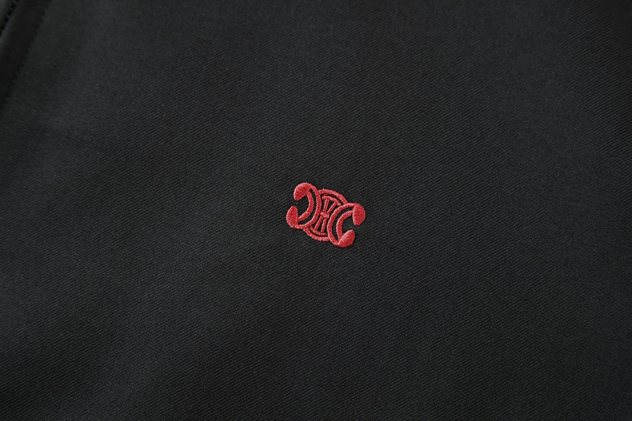 🅿️480 [Exclusive supply] Celine Arc de Triomphe embroidered zipper jacket (black) The original version was purchased and developed for 19,500. The fabric is made of 32-count combed pure cotton fabric and is custom-woven with 60% wool. Double layer composite thickening, weight is about 400 grams. Lined with high-density spun lining. The zipper uses electroplated hardware and bright silver pull bars, and the zipper uses European-style imported zippers, decorated with composite cowhide sliders. The embroidery uses 3D three-dimensional embroidery, and the chest is embellished with Arc de Triomphe embroidery. Add a touch of simple, high-end style. The shirt collar is made of double layers and ironed to make the upper body of the clothes more three-dimensional. The entire garment is made using a special machine. Lining: 62% wool, 38% cotton Lining: 100% viscose Pocket lining: 100% cotton TRIOMPHE embroidered loose fit shirt collar, 2 diagonal suit pockets Elastic waistband and cuffs, zipper closure, TRIOMPHE embossed leather zipper puller. Size:S-M-L-XL
