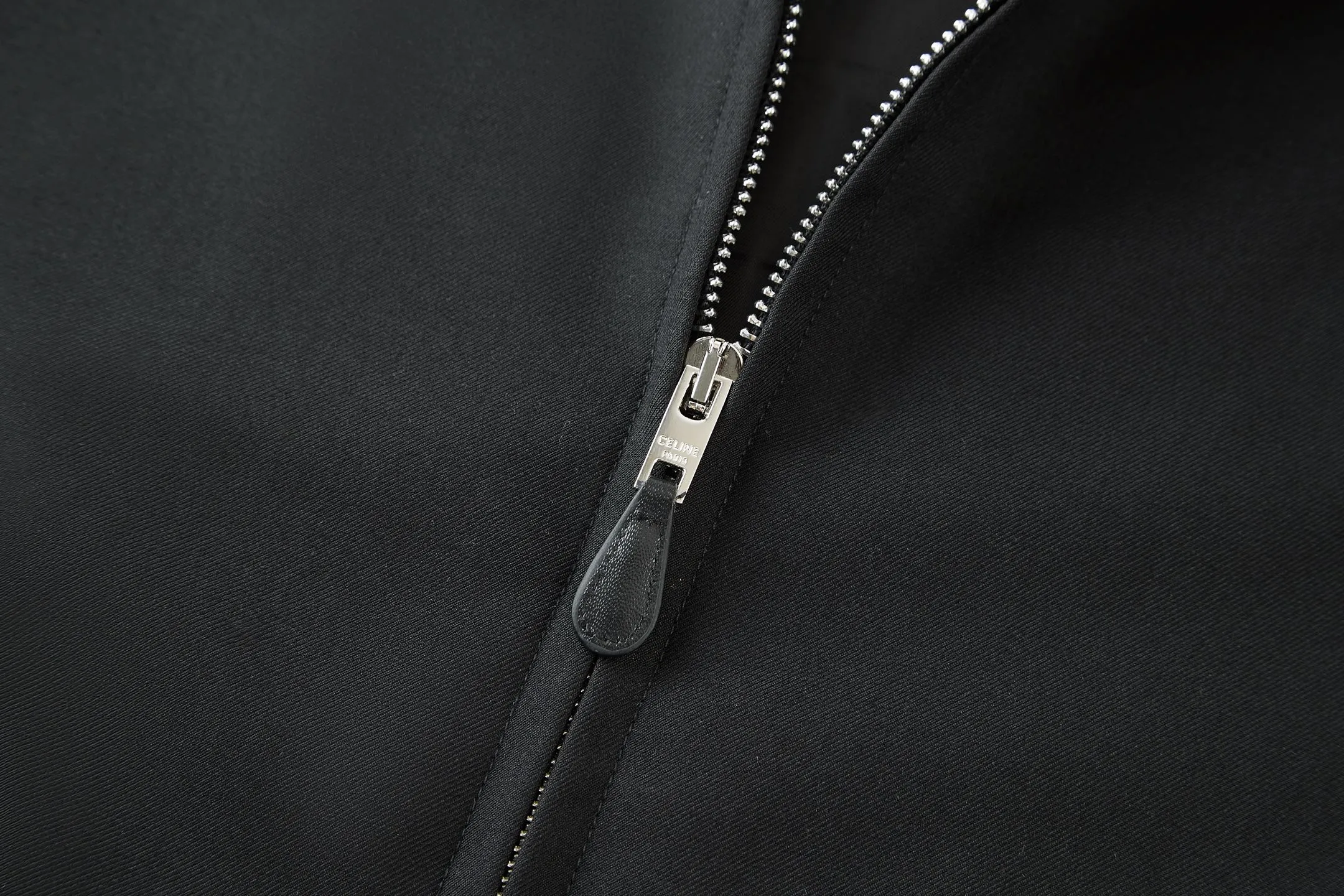 🅿️480 [Exclusive supply] Celine Arc de Triomphe embroidered zipper jacket (black) The original version was purchased and developed for 19,500. The fabric is made of 32-count combed pure cotton fabric and is custom-woven with 60% wool. Double layer composite thickening, weight is about 400 grams. Lined with high-density spun lining. The zipper uses electroplated hardware and bright silver pull bars, and the zipper uses European-style imported zippers, decorated with composite cowhide sliders. The embroidery uses 3D three-dimensional embroidery, and the chest is embellished with Arc de Triomphe embroidery. Add a touch of simple, high-end style. The shirt collar is made of double layers and ironed to make the upper body of the clothes more three-dimensional. The entire garment is made using a special machine. Lining: 62% wool, 38% cotton Lining: 100% viscose Pocket lining: 100% cotton TRIOMPHE embroidered loose fit shirt collar, 2 diagonal suit pockets Elastic waistband and cuffs, zipper closure, TRIOMPHE embossed leather zipper puller. Size:S-M-L-XL
