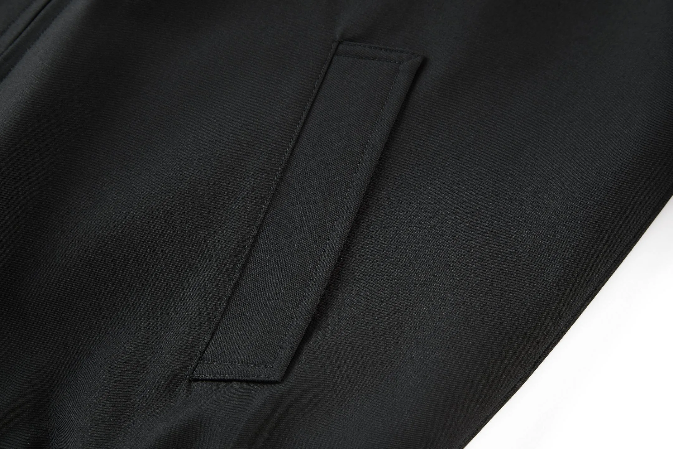 🅿️480 [Exclusive supply] Celine Arc de Triomphe embroidered zipper jacket (black) The original version was purchased and developed for 19,500. The fabric is made of 32-count combed pure cotton fabric and is custom-woven with 60% wool. Double layer composite thickening, weight is about 400 grams. Lined with high-density spun lining. The zipper uses electroplated hardware and bright silver pull bars, and the zipper uses European-style imported zippers, decorated with composite cowhide sliders. The embroidery uses 3D three-dimensional embroidery, and the chest is embellished with Arc de Triomphe embroidery. Add a touch of simple, high-end style. The shirt collar is made of double layers and ironed to make the upper body of the clothes more three-dimensional. The entire garment is made using a special machine. Lining: 62% wool, 38% cotton Lining: 100% viscose Pocket lining: 100% cotton TRIOMPHE embroidered loose fit shirt collar, 2 diagonal suit pockets Elastic waistband and cuffs, zipper closure, TRIOMPHE embossed leather zipper puller. Size:S-M-L-XL