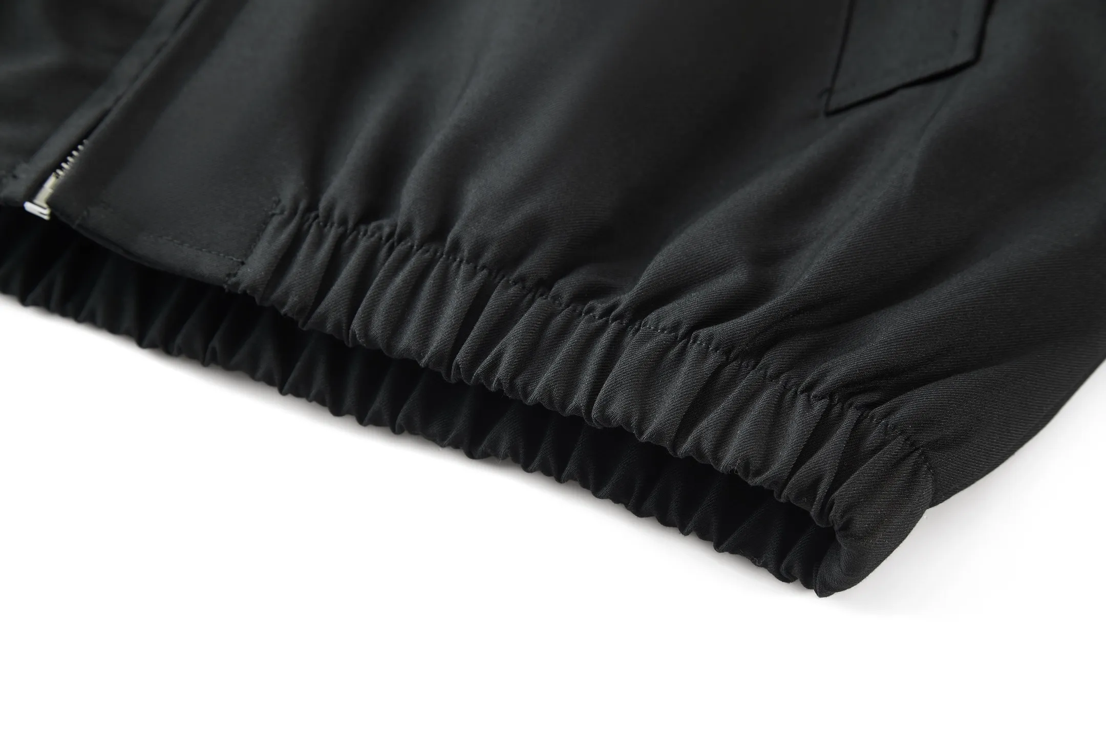 🅿️480 [Exclusive supply] Celine Arc de Triomphe embroidered zipper jacket (black) The original version was purchased and developed for 19,500. The fabric is made of 32-count combed pure cotton fabric and is custom-woven with 60% wool. Double layer composite thickening, weight is about 400 grams. Lined with high-density spun lining. The zipper uses electroplated hardware and bright silver pull bars, and the zipper uses European-style imported zippers, decorated with composite cowhide sliders. The embroidery uses 3D three-dimensional embroidery, and the chest is embellished with Arc de Triomphe embroidery. Add a touch of simple, high-end style. The shirt collar is made of double layers and ironed to make the upper body of the clothes more three-dimensional. The entire garment is made using a special machine. Lining: 62% wool, 38% cotton Lining: 100% viscose Pocket lining: 100% cotton TRIOMPHE embroidered loose fit shirt collar, 2 diagonal suit pockets Elastic waistband and cuffs, zipper closure, TRIOMPHE embossed leather zipper puller. Size:S-M-L-XL