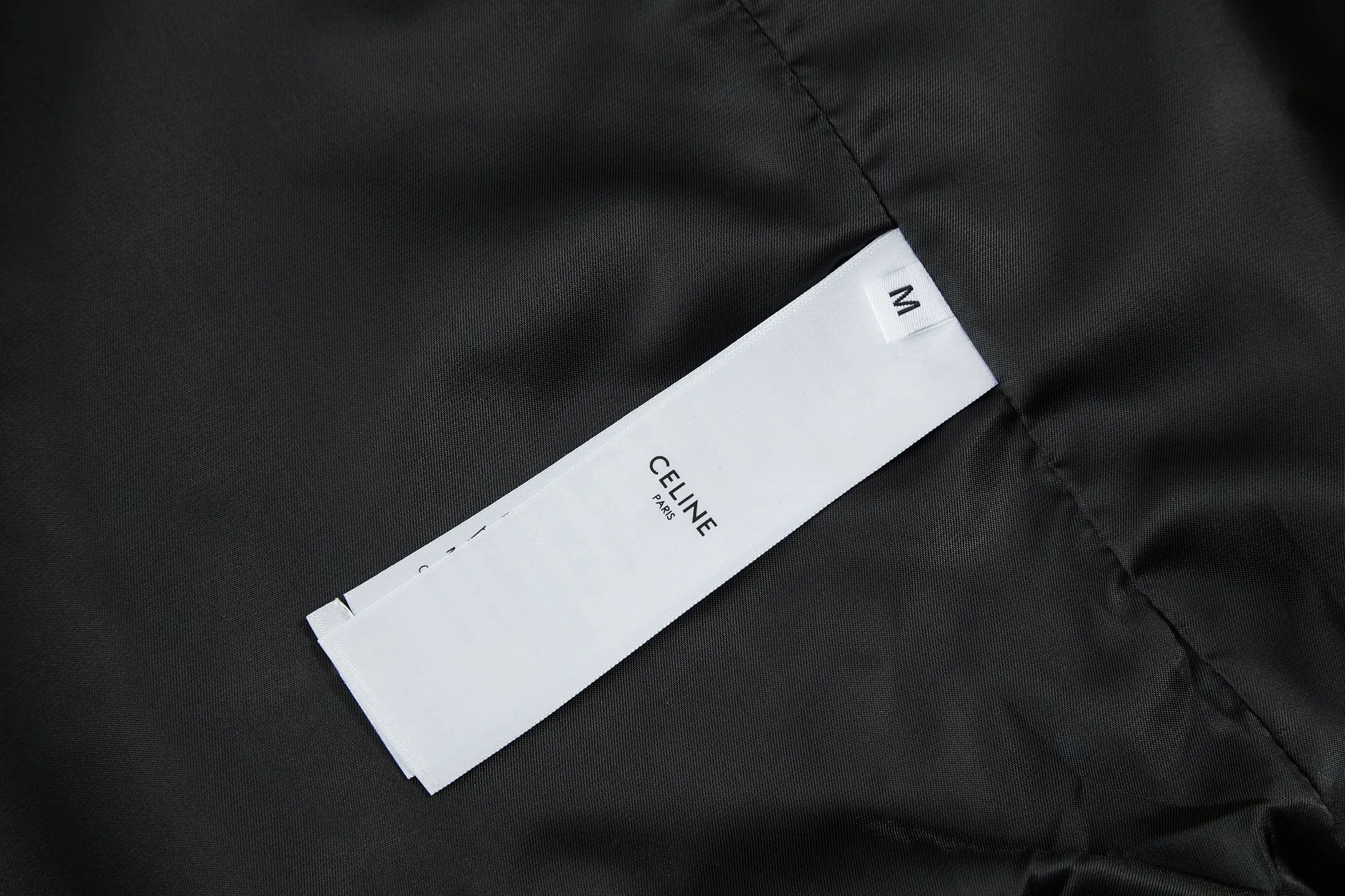 🅿️480 [Exclusive supply] Celine Arc de Triomphe embroidered zipper jacket (black) The original version was purchased and developed for 19,500. The fabric is made of 32-count combed pure cotton fabric and is custom-woven with 60% wool. Double layer composite thickening, weight is about 400 grams. Lined with high-density spun lining. The zipper uses electroplated hardware and bright silver pull bars, and the zipper uses European-style imported zippers, decorated with composite cowhide sliders. The embroidery uses 3D three-dimensional embroidery, and the chest is embellished with Arc de Triomphe embroidery. Add a touch of simple, high-end style. The shirt collar is made of double layers and ironed to make the upper body of the clothes more three-dimensional. The entire garment is made using a special machine. Lining: 62% wool, 38% cotton Lining: 100% viscose Pocket lining: 100% cotton TRIOMPHE embroidered loose fit shirt collar, 2 diagonal suit pockets Elastic waistband and cuffs, zipper closure, TRIOMPHE embossed leather zipper puller. Size:S-M-L-XL