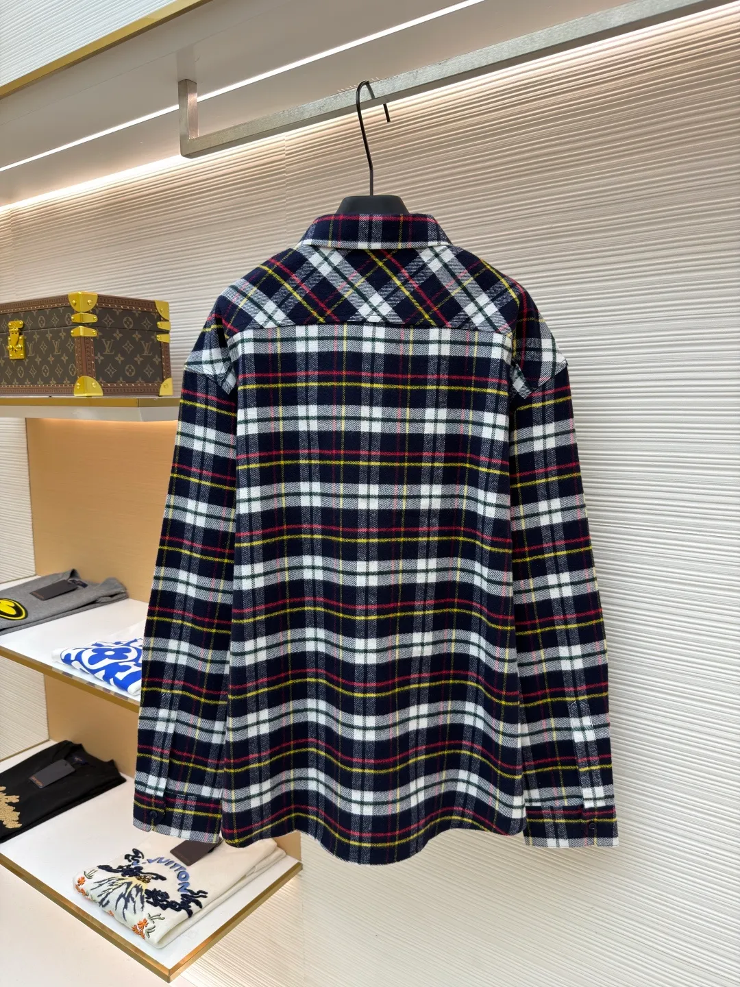Celine logo plaid shirt ●Original version: Purchased and developed for 13,000 ●Item number: 1682090-A95 ●Material: plaid velvet fabric ●Technology: embroidery production ●Color: colorful plaid ●Version: fitted version ●Weight: about 415 grams ●Size: 38-39-40-41 ●Description: Customized plaid velvet, clear texture, full texture, comfortable and close to the skin, using the plaid as a canvas A flowing color exhibition. An iconic Arc de Triomphe embroidery is embellished on the chest patch pocket to provide a visual anchor for the large-area plaid. It breaks the monotonous repetition of the pattern and condenses the brand's century-old gene into the art of a square inch. The just-right slightly dropped shoulder design creates a casual sense of relaxation. The style does not need to be declared, but it has its own medal. Adopting imported machine embroidery technology and using advanced computer control systems and precision mechanical components to achieve Celine Arc de Triomphe embroidery operations with high precision and smooth and delicate lines. The infrared positioning cutting machine uses infrared transmitters and infrared receivers to achieve precise positioning of materials. The accuracy can reach the micron level to meet the effect of high-precision cutting of alignment strips. Fabric sanding process uses mechanical friction and rubs the surface of the fabric with a high-speed rotating sanding machine. Adjust the time and intensity to control the fluff density. To improve its texture and comfort, the fabrics have been fermented and washed to give a better hand feel. They are not easy to deform, shrink or fade, and maintain long-term beauty. The overall wiring is straight and delicate, the fabric is comfortable and soft, and the color is consistent without color difference. It can be matched with the same style to create a fashionable look and control various occasions. Customized accessories, complete with three standards, same style for men and women!