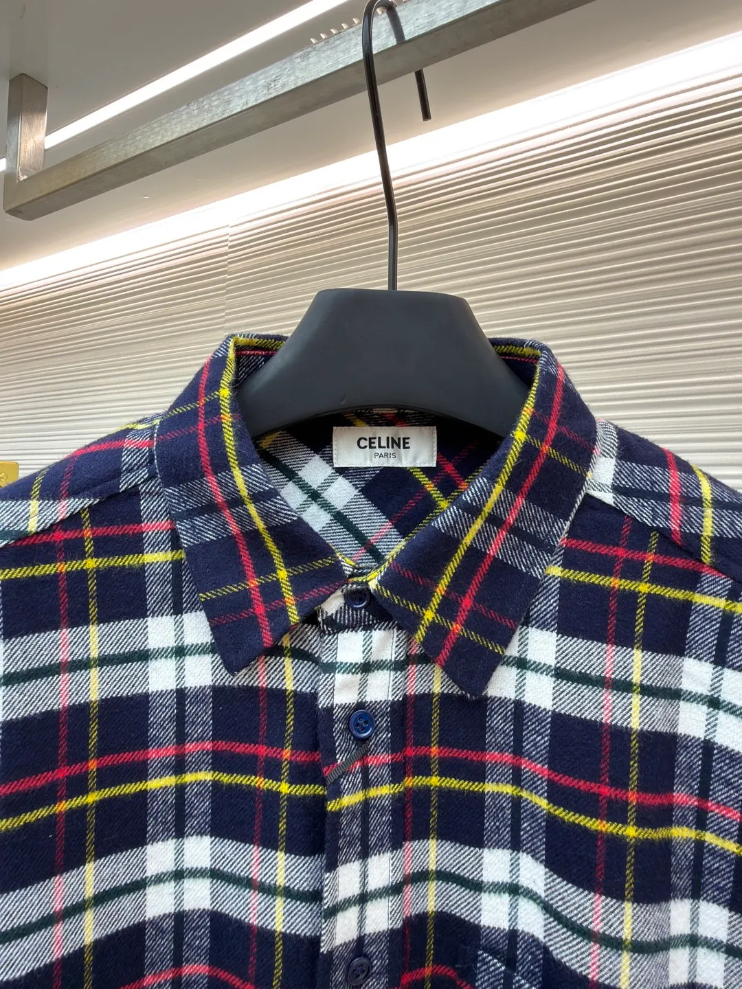 Celine logo plaid shirt ●Original version: Purchased and developed for 13,000 ●Item number: 1682090-A95 ●Material: plaid velvet fabric ●Technology: embroidery production ●Color: colorful plaid ●Version: fitted version ●Weight: about 415 grams ●Size: 38-39-40-41 ●Description: Customized plaid velvet, clear texture, full texture, comfortable and close to the skin, using the plaid as a canvas A flowing color exhibition. An iconic Arc de Triomphe embroidery is embellished on the chest patch pocket to provide a visual anchor for the large-area plaid. It breaks the monotonous repetition of the pattern and condenses the brand's century-old gene into the art of a square inch. The just-right slightly dropped shoulder design creates a casual sense of relaxation. The style does not need to be declared, but it has its own medal. Adopting imported machine embroidery technology and using advanced computer control systems and precision mechanical components to achieve Celine Arc de Triomphe embroidery operations with high precision and smooth and delicate lines. The infrared positioning cutting machine uses infrared transmitters and infrared receivers to achieve precise positioning of materials. The accuracy can reach the micron level to meet the effect of high-precision cutting of alignment strips. Fabric sanding process uses mechanical friction and rubs the surface of the fabric with a high-speed rotating sanding machine. Adjust the time and intensity to control the fluff density. To improve its texture and comfort, the fabrics have been fermented and washed to give a better hand feel. They are not easy to deform, shrink or fade, and maintain long-term beauty. The overall wiring is straight and delicate, the fabric is comfortable and soft, and the color is consistent without color difference. It can be matched with the same style to create a fashionable look and control various occasions. Customized accessories, complete with three standards, same style for men and women!