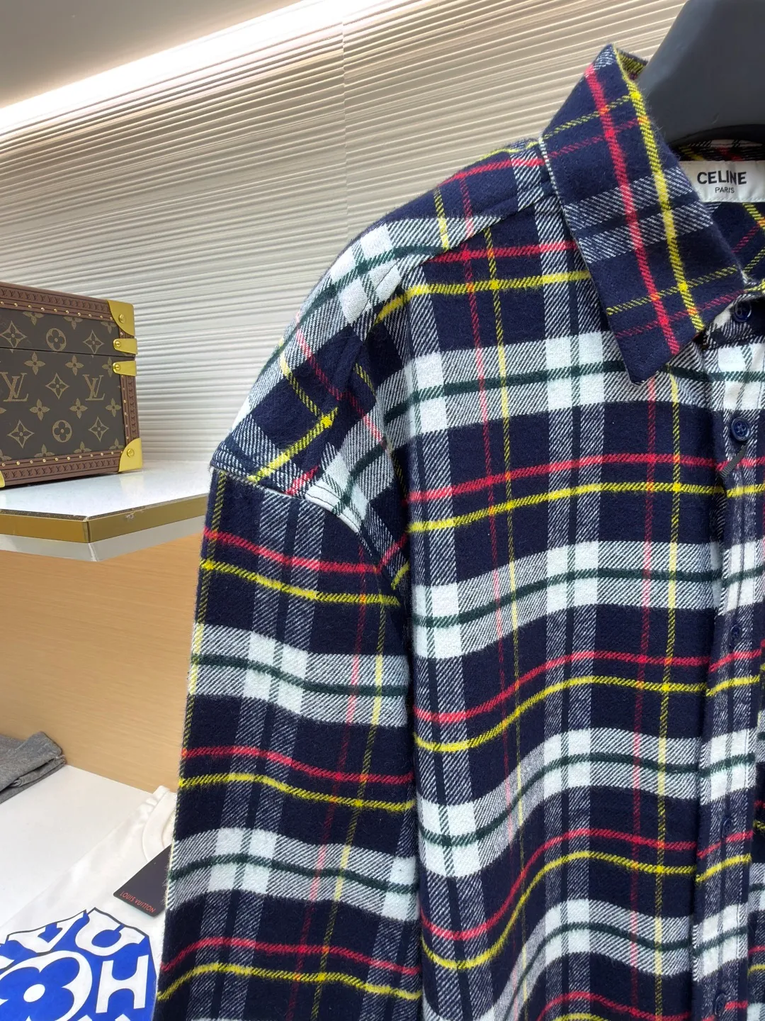 Celine logo plaid shirt ●Original version: Purchased and developed for 13,000 ●Item number: 1682090-A95 ●Material: plaid velvet fabric ●Technology: embroidery production ●Color: colorful plaid ●Version: fitted version ●Weight: about 415 grams ●Size: 38-39-40-41 ●Description: Customized plaid velvet, clear texture, full texture, comfortable and close to the skin, using the plaid as a canvas A flowing color exhibition. An iconic Arc de Triomphe embroidery is embellished on the chest patch pocket to provide a visual anchor for the large-area plaid. It breaks the monotonous repetition of the pattern and condenses the brand's century-old gene into the art of a square inch. The just-right slightly dropped shoulder design creates a casual sense of relaxation. The style does not need to be declared, but it has its own medal. Adopting imported machine embroidery technology and using advanced computer control systems and precision mechanical components to achieve Celine Arc de Triomphe embroidery operations with high precision and smooth and delicate lines. The infrared positioning cutting machine uses infrared transmitters and infrared receivers to achieve precise positioning of materials. The accuracy can reach the micron level to meet the effect of high-precision cutting of alignment strips. Fabric sanding process uses mechanical friction and rubs the surface of the fabric with a high-speed rotating sanding machine. Adjust the time and intensity to control the fluff density. To improve its texture and comfort, the fabrics have been fermented and washed to give a better hand feel. They are not easy to deform, shrink or fade, and maintain long-term beauty. The overall wiring is straight and delicate, the fabric is comfortable and soft, and the color is consistent without color difference. It can be matched with the same style to create a fashionable look and control various occasions. Customized accessories, complete with three standards, same style for men and women!