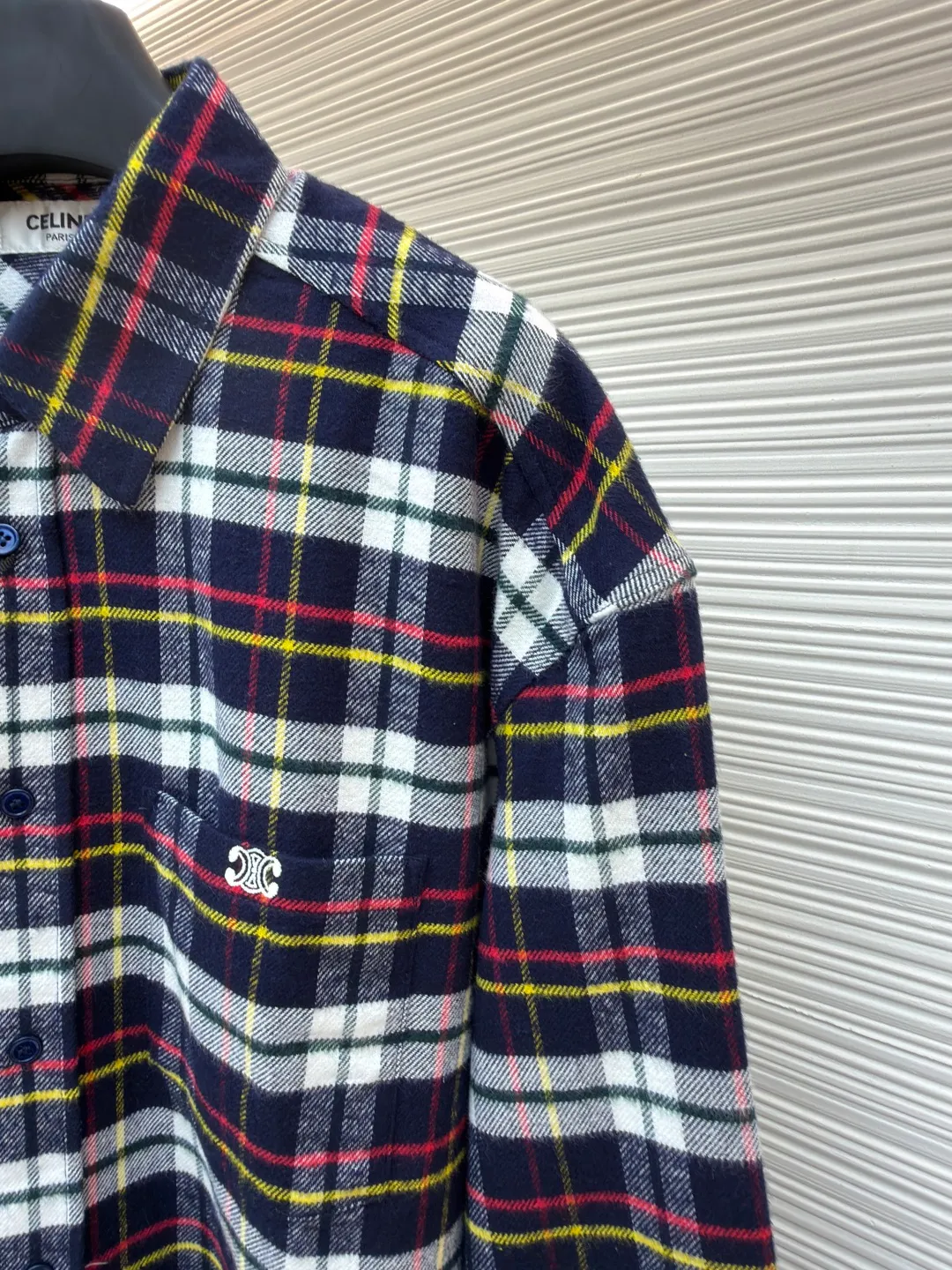 Celine logo plaid shirt ●Original version: Purchased and developed for 13,000 ●Item number: 1682090-A95 ●Material: plaid velvet fabric ●Technology: embroidery production ●Color: colorful plaid ●Version: fitted version ●Weight: about 415 grams ●Size: 38-39-40-41 ●Description: Customized plaid velvet, clear texture, full texture, comfortable and close to the skin, using the plaid as a canvas A flowing color exhibition. An iconic Arc de Triomphe embroidery is embellished on the chest patch pocket to provide a visual anchor for the large-area plaid. It breaks the monotonous repetition of the pattern and condenses the brand's century-old gene into the art of a square inch. The just-right slightly dropped shoulder design creates a casual sense of relaxation. The style does not need to be declared, but it has its own medal. Adopting imported machine embroidery technology and using advanced computer control systems and precision mechanical components to achieve Celine Arc de Triomphe embroidery operations with high precision and smooth and delicate lines. The infrared positioning cutting machine uses infrared transmitters and infrared receivers to achieve precise positioning of materials. The accuracy can reach the micron level to meet the effect of high-precision cutting of alignment strips. Fabric sanding process uses mechanical friction and rubs the surface of the fabric with a high-speed rotating sanding machine. Adjust the time and intensity to control the fluff density. To improve its texture and comfort, the fabrics have been fermented and washed to give a better hand feel. They are not easy to deform, shrink or fade, and maintain long-term beauty. The overall wiring is straight and delicate, the fabric is comfortable and soft, and the color is consistent without color difference. It can be matched with the same style to create a fashionable look and control various occasions. Customized accessories, complete with three standards, same style for men and women!