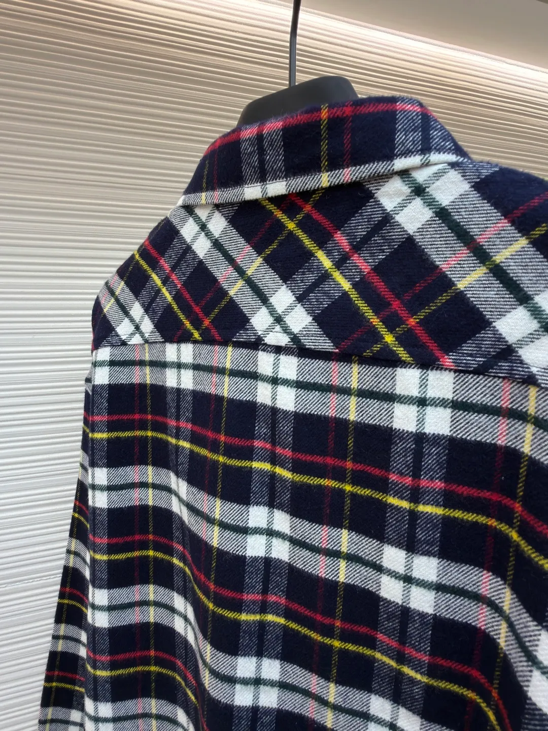 Celine logo plaid shirt ●Original version: Purchased and developed for 13,000 ●Item number: 1682090-A95 ●Material: plaid velvet fabric ●Technology: embroidery production ●Color: colorful plaid ●Version: fitted version ●Weight: about 415 grams ●Size: 38-39-40-41 ●Description: Customized plaid velvet, clear texture, full texture, comfortable and close to the skin, using the plaid as a canvas A flowing color exhibition. An iconic Arc de Triomphe embroidery is embellished on the chest patch pocket to provide a visual anchor for the large-area plaid. It breaks the monotonous repetition of the pattern and condenses the brand's century-old gene into the art of a square inch. The just-right slightly dropped shoulder design creates a casual sense of relaxation. The style does not need to be declared, but it has its own medal. Adopting imported machine embroidery technology and using advanced computer control systems and precision mechanical components to achieve Celine Arc de Triomphe embroidery operations with high precision and smooth and delicate lines. The infrared positioning cutting machine uses infrared transmitters and infrared receivers to achieve precise positioning of materials. The accuracy can reach the micron level to meet the effect of high-precision cutting of alignment strips. Fabric sanding process uses mechanical friction and rubs the surface of the fabric with a high-speed rotating sanding machine. Adjust the time and intensity to control the fluff density. To improve its texture and comfort, the fabrics have been fermented and washed to give a better hand feel. They are not easy to deform, shrink or fade, and maintain long-term beauty. The overall wiring is straight and delicate, the fabric is comfortable and soft, and the color is consistent without color difference. It can be matched with the same style to create a fashionable look and control various occasions. Customized accessories, complete with three standards, same style for men and women!