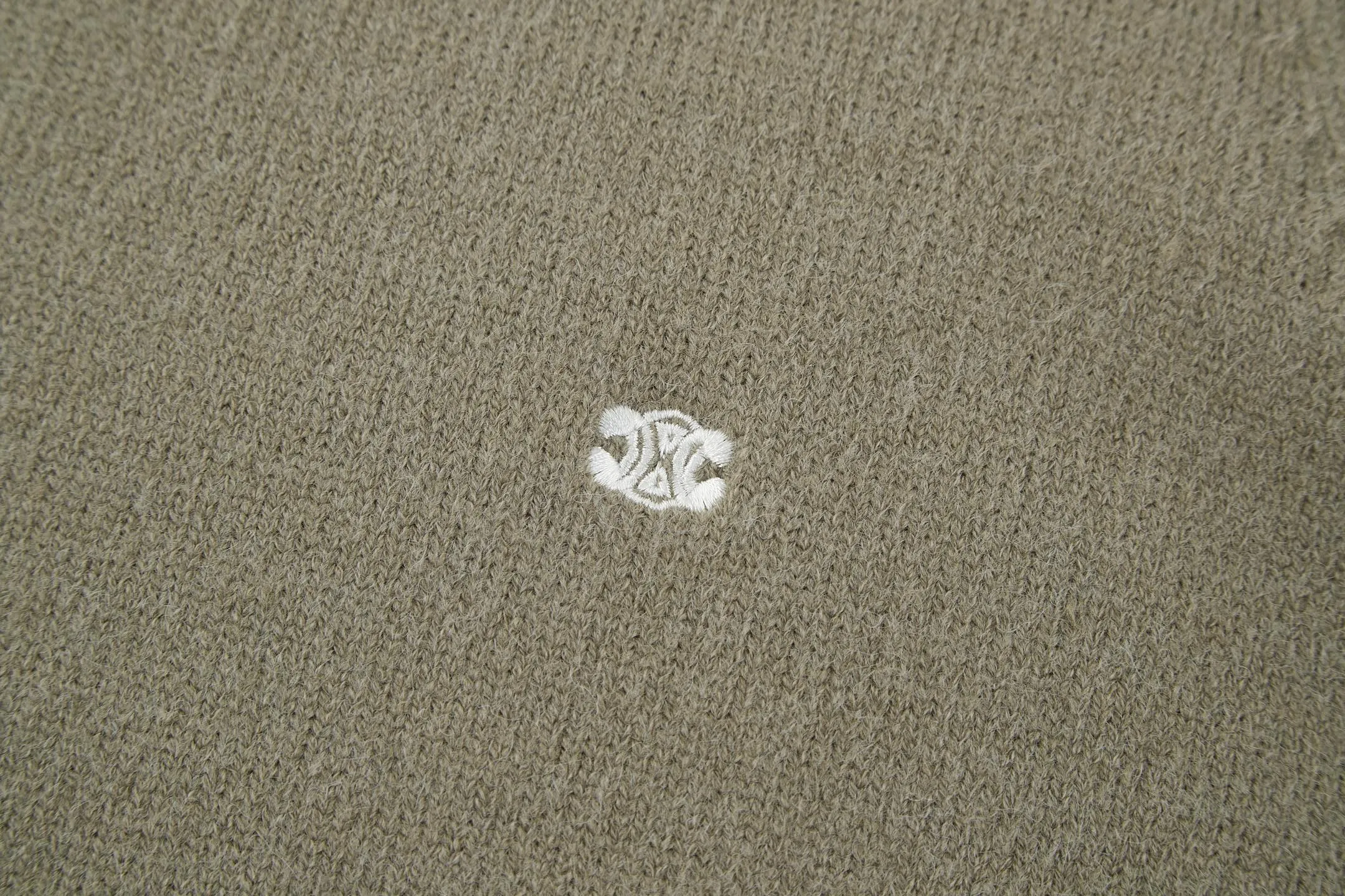 🅿️370 exclusive supply] Celine Arc de Triomphe embroidered logo sweater (green) The original version was purchased and developed for 9,900. The fabric is made of 35% wool, 15% cashmere, and 50% cotton yarn. This fabric is soft and has a three-dimensional shape that won't change shape after being worn for a long time. The embroidery uses 3D three-dimensional embroidery, and the chest is embellished with the Arc de Triomphe embroidered logo. This style is machine-knitted with 7 needles, and the high-density thick stitching ensures warmth. Later process: washing and color fixation - fixed version - wool impurities. Size:S-M-L-XL