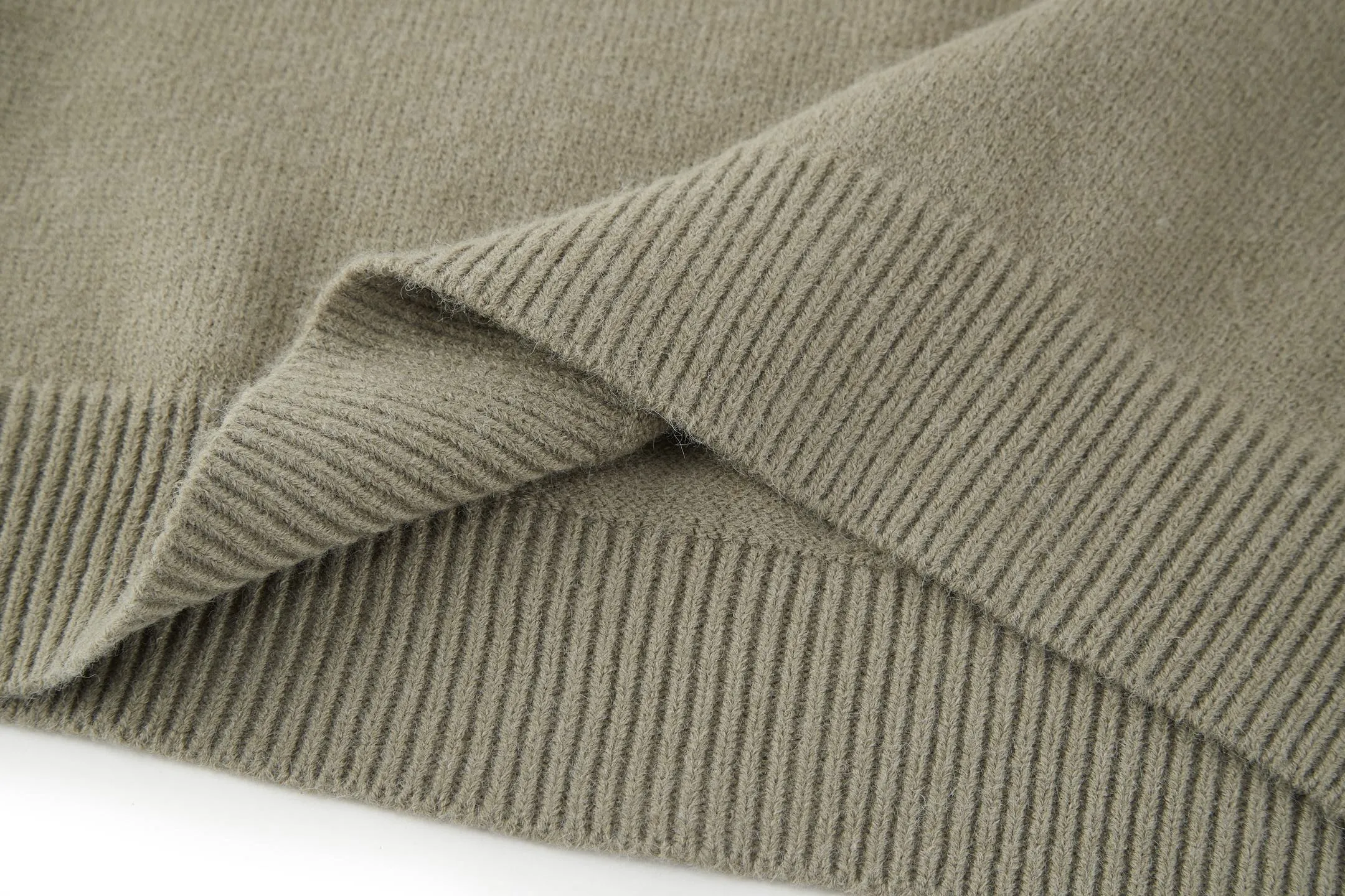 🅿️370 exclusive supply] Celine Arc de Triomphe embroidered logo sweater (green) The original version was purchased and developed for 9,900. The fabric is made of 35% wool, 15% cashmere, and 50% cotton yarn. This fabric is soft and has a three-dimensional shape that won't change shape after being worn for a long time. The embroidery uses 3D three-dimensional embroidery, and the chest is embellished with the Arc de Triomphe embroidered logo. This style is machine-knitted with 7 needles, and the high-density thick stitching ensures warmth. Later process: washing and color fixation - fixed version - wool impurities. Size:S-M-L-XL
