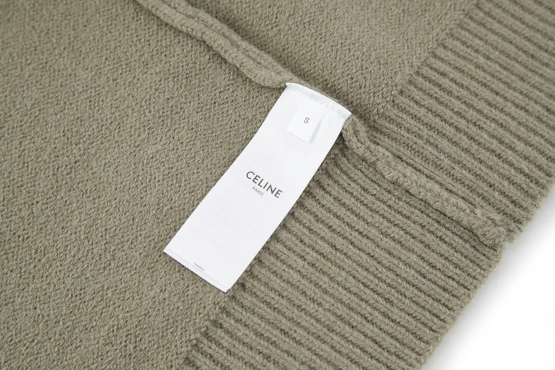 🅿️370 exclusive supply] Celine Arc de Triomphe embroidered logo sweater (green) The original version was purchased and developed for 9,900. The fabric is made of 35% wool, 15% cashmere, and 50% cotton yarn. This fabric is soft and has a three-dimensional shape that won't change shape after being worn for a long time. The embroidery uses 3D three-dimensional embroidery, and the chest is embellished with the Arc de Triomphe embroidered logo. This style is machine-knitted with 7 needles, and the high-density thick stitching ensures warmth. Later process: washing and color fixation - fixed version - wool impurities. Size:S-M-L-XL