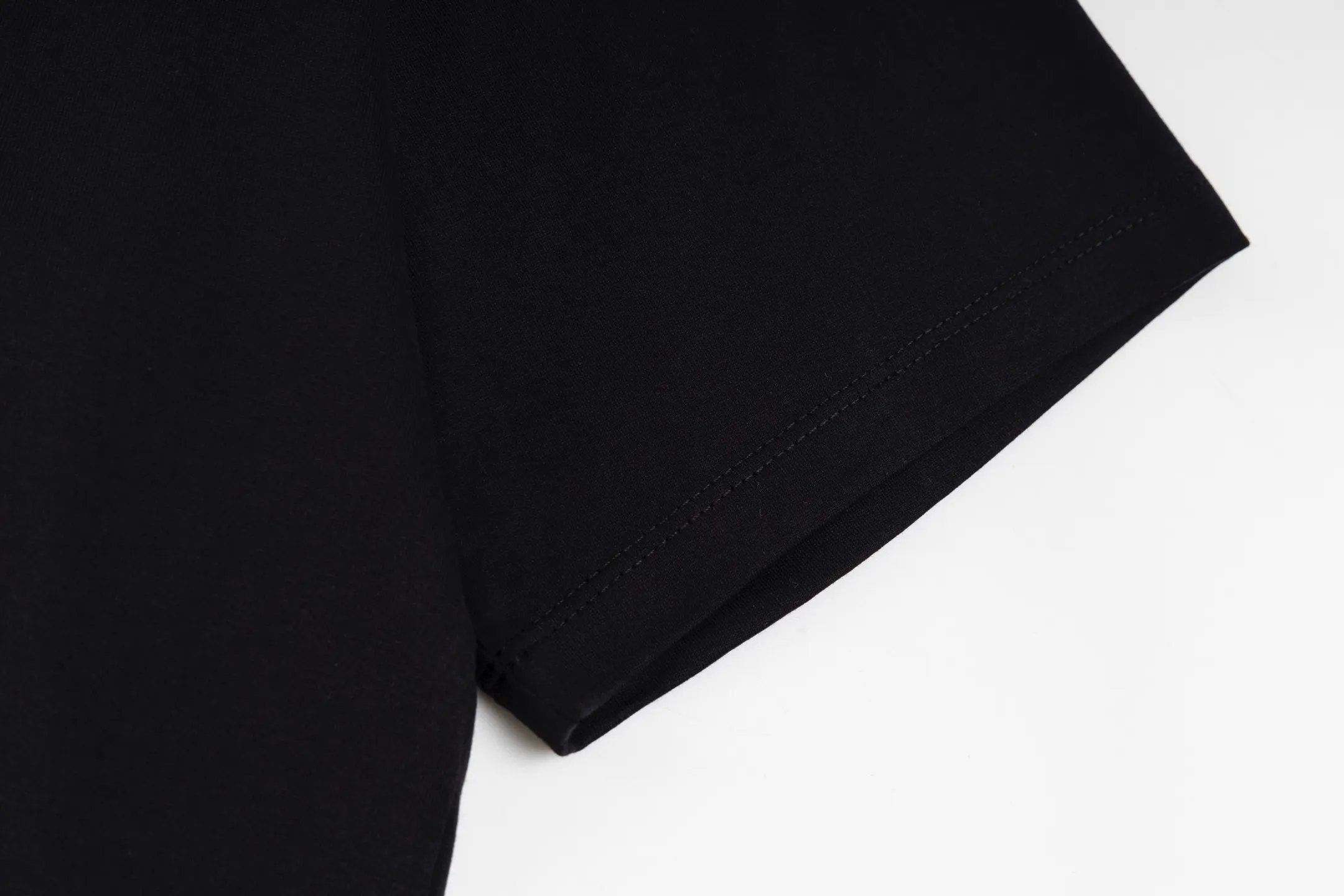 🅿️260 [Exclusive supply] Celine childlike graffiti printed short-sleeves (black) The fabric is made of 50S 165g double-ply plain fabric, and the rib is made of 32S 300g 2×2 stretch rib. 50S double-strand mercerized cotton fabric adopts fine yarn selection, unique mercerization treatment, advanced weaving technology, and environmentally friendly dyeing and finishing processes. Double-strand mercerized cotton fabric has excellent moisture absorption and breathability. Its good elasticity and wrinkle resistance make the fabric less likely to deform during wearing and washing, and is easy to care for. The high-elastic glue has good stretchability and resilience to ensure that the printed pattern can still return to its original shape after stretching; at the same time, the glue has strong adhesion and can be firmly attached to the fabric and not easy to fall off. It also needs to have excellent washability and lightfastness to ensure that the printed pattern can maintain bright colors after long-term use and exposure to light. Dot penetration printing uses a specific printing process to achieve precise positioning and penetration of multiple colors on the fabric, while paying attention to the use of environmentally friendly materials. The color paste is evenly printed on the fabric, and the precise arrangement of dots and accurate color restoration are achieved by controlling the process conditions. Size:XS-S-M-L