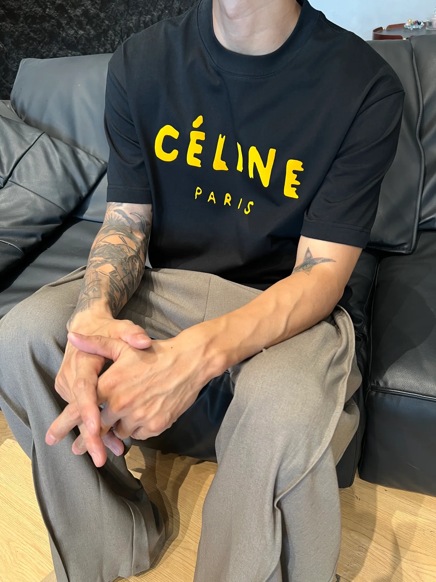 🅿️180 CELINE's new summer printed letter T-shirt is here, it's really awesome😍 Customized Salona 250g fabric, soft and skin-friendly and breathable, the stuffy feeling in summer disappears instantly. The printing letter craftsmanship is superb, full of three-dimensionality, and full of texture to the touch. The brand charm of CELINE is immediately highlighted, giving it a full sense of high-end. The loose version is not flattering on your figure and has a first-class flesh-covering effect. Wearing it will make you the focus of the crowd and easily become a fashion ICON. Color: black, white Size: S-2XL