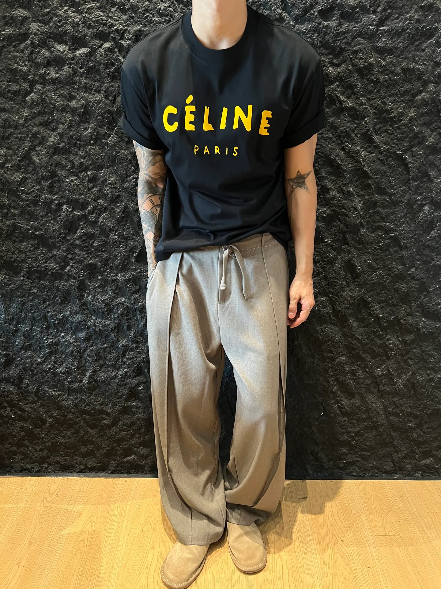 🅿️180 CELINE's new summer printed letter T-shirt is here, it's really awesome😍 Customized Salona 250g fabric, soft and skin-friendly and breathable, the stuffy feeling in summer disappears instantly. The printing letter craftsmanship is superb, full of three-dimensionality, and full of texture to the touch. The brand charm of CELINE is immediately highlighted, giving it a full sense of high-end. The loose version is not flattering on your figure and has a first-class flesh-covering effect. Wearing it will make you the focus of the crowd and easily become a fashion ICON. Color: black, white Size: S-2XL