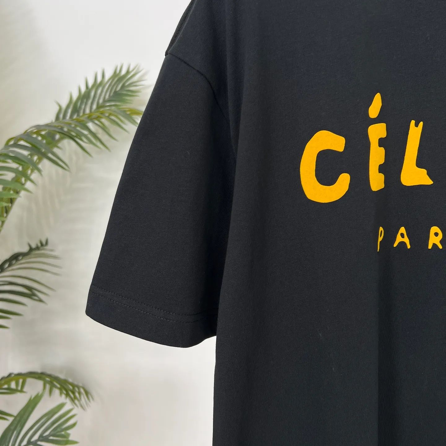 🅿️180 CELINE's new summer printed letter T-shirt is here, it's really awesome😍 Customized Salona 250g fabric, soft and skin-friendly and breathable, the stuffy feeling in summer disappears instantly. The printing letter craftsmanship is superb, full of three-dimensionality, and full of texture to the touch. The brand charm of CELINE is immediately highlighted, giving it a full sense of high-end. The loose version is not flattering on your figure and has a first-class flesh-covering effect. Wearing it will make you the focus of the crowd and easily become a fashion ICON. Color: black, white Size: S-2XL