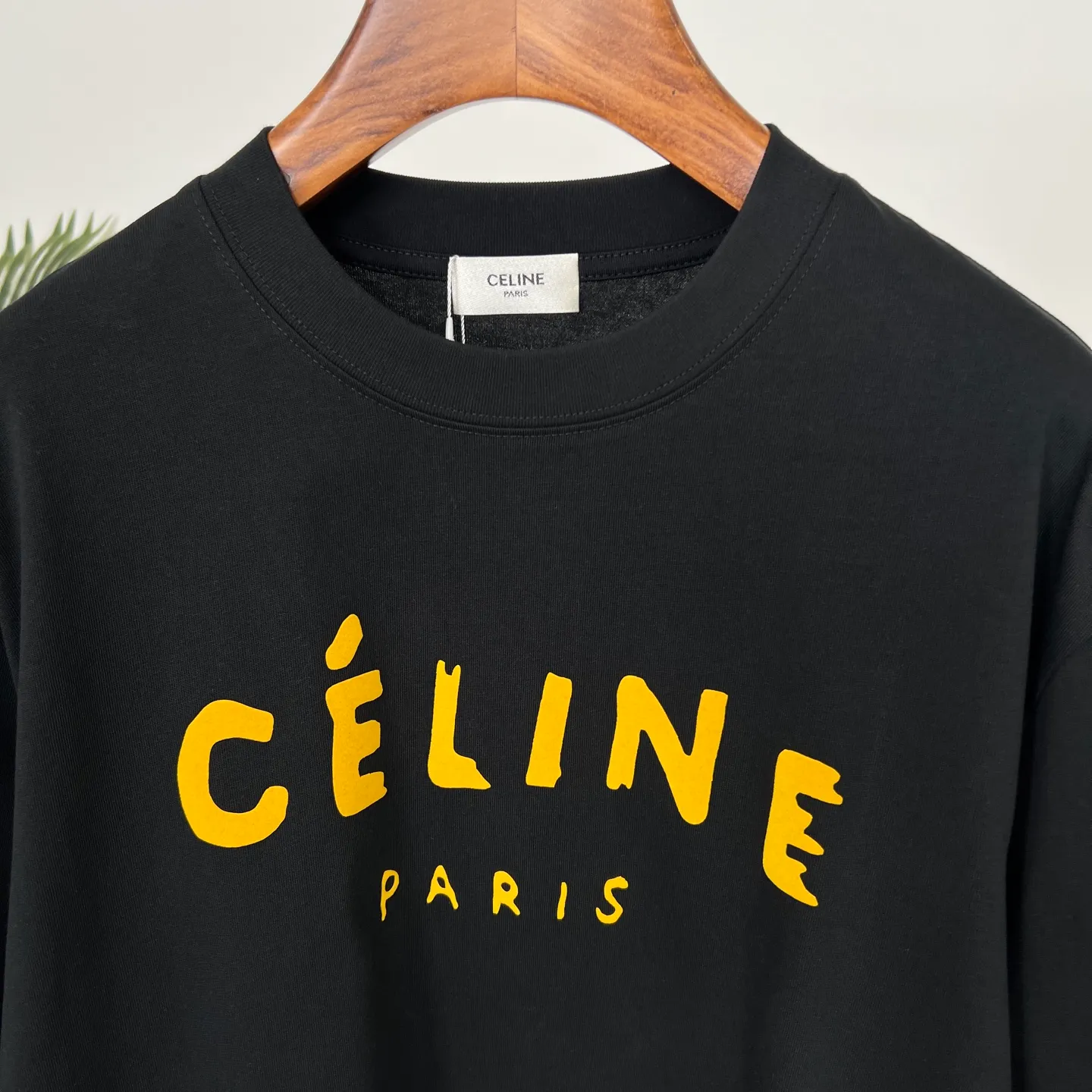 🅿️180 CELINE's new summer printed letter T-shirt is here, it's really awesome😍 Customized Salona 250g fabric, soft and skin-friendly and breathable, the stuffy feeling in summer disappears instantly. The printing letter craftsmanship is superb, full of three-dimensionality, and full of texture to the touch. The brand charm of CELINE is immediately highlighted, giving it a full sense of high-end. The loose version is not flattering on your figure and has a first-class flesh-covering effect. Wearing it will make you the focus of the crowd and easily become a fashion ICON. Color: black, white Size: S-2XL