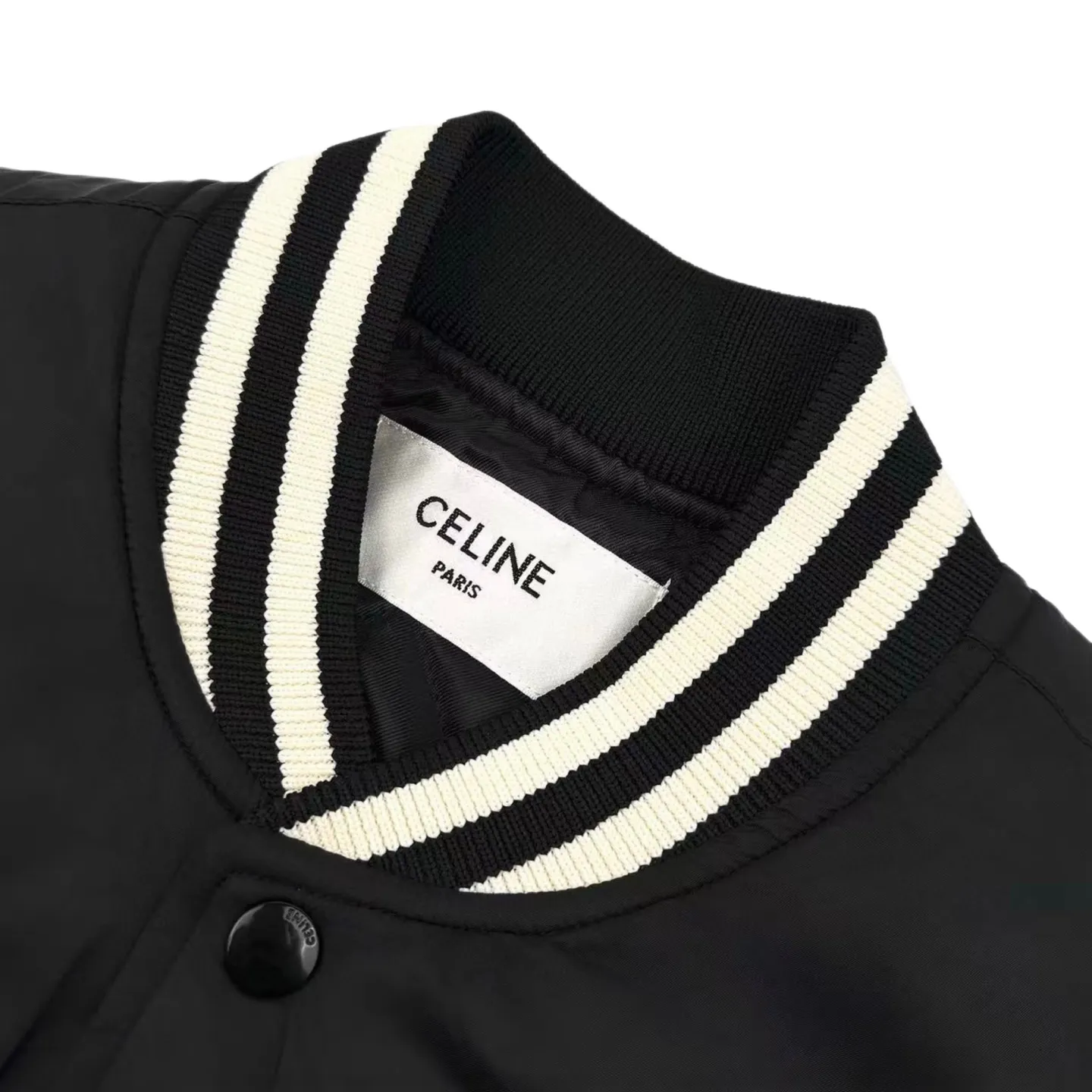 🅿️570 [Exclusive supply] Celine patch letter baseball padded jacket (black) Original purchase and development of 19,500, the fabric is made of customized flocculated soft light brocade velvet, warm and soft, comfortable and close to the skin. It is made of pure and deep black as the base color. The iconic CELINE patch on the chest is embellished. It injects smart vitality with a simple and powerful gesture. The two-color ribbed trim is like a smart chord, adding fashionable tension. With its excellent versatile properties, it has become a well-deserved universal key in the fashion industry. Letter Fantasy Relief Technology uses engraving tools to carve the letters into clear lines. Then, through deep carving and polishing of different parts of the letters, the surface shows undulating changes, giving a full sense of layering. Letter embroidery dream three-dimensional craft can create three-dimensional visual effects on a flat surface through specific stitching methods and materials, and precise control of the direction and force of each stitch and line. Template machine bag opening The preset template guides the position, shape and size of the bag opening. The accuracy ensures the quality of the bag opening effect. Size:46/48/50/52