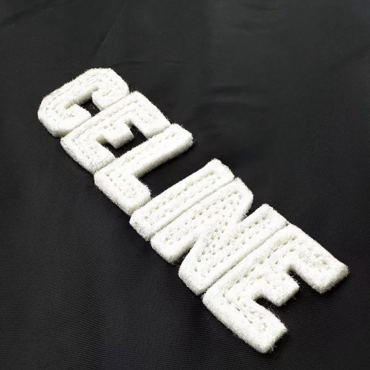 🅿️570 [Exclusive supply] Celine patch letter baseball padded jacket (black) Original purchase and development of 19,500, the fabric is made of customized flocculated soft light brocade velvet, warm and soft, comfortable and close to the skin. It is made of pure and deep black as the base color. The iconic CELINE patch on the chest is embellished. It injects smart vitality with a simple and powerful gesture. The two-color ribbed trim is like a smart chord, adding fashionable tension. With its excellent versatile properties, it has become a well-deserved universal key in the fashion industry. Letter Fantasy Relief Technology uses engraving tools to carve the letters into clear lines. Then, through deep carving and polishing of different parts of the letters, the surface shows undulating changes, giving a full sense of layering. Letter embroidery dream three-dimensional craft can create three-dimensional visual effects on a flat surface through specific stitching methods and materials, and precise control of the direction and force of each stitch and line. Template machine bag opening The preset template guides the position, shape and size of the bag opening. The accuracy ensures the quality of the bag opening effect. Size:46/48/50/52