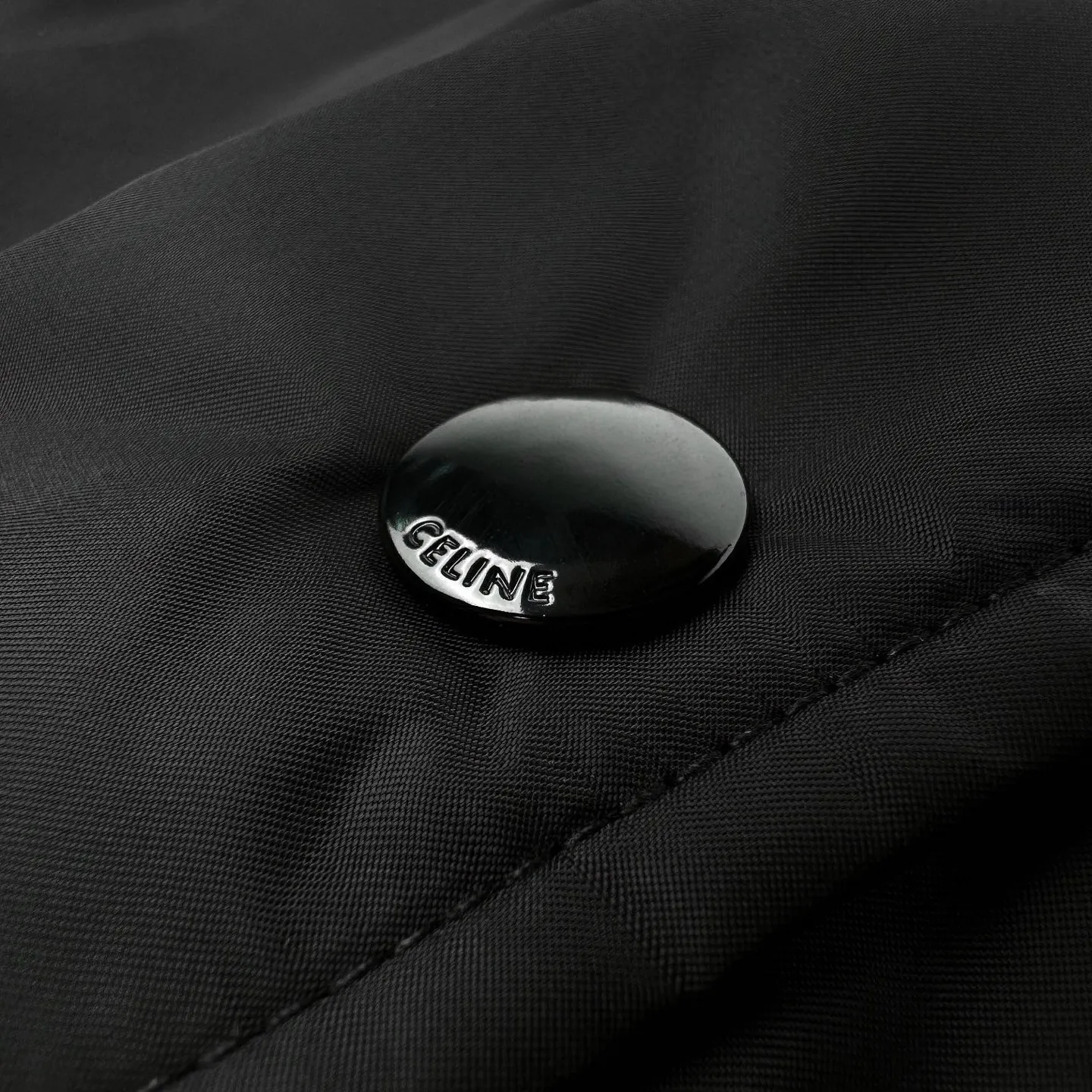 🅿️570 [Exclusive supply] Celine patch letter baseball padded jacket (black) Original purchase and development of 19,500, the fabric is made of customized flocculated soft light brocade velvet, warm and soft, comfortable and close to the skin. It is made of pure and deep black as the base color. The iconic CELINE patch on the chest is embellished. It injects smart vitality with a simple and powerful gesture. The two-color ribbed trim is like a smart chord, adding fashionable tension. With its excellent versatile properties, it has become a well-deserved universal key in the fashion industry. Letter Fantasy Relief Technology uses engraving tools to carve the letters into clear lines. Then, through deep carving and polishing of different parts of the letters, the surface shows undulating changes, giving a full sense of layering. Letter embroidery dream three-dimensional craft can create three-dimensional visual effects on a flat surface through specific stitching methods and materials, and precise control of the direction and force of each stitch and line. Template machine bag opening The preset template guides the position, shape and size of the bag opening. The accuracy ensures the quality of the bag opening effect. Size:46/48/50/52