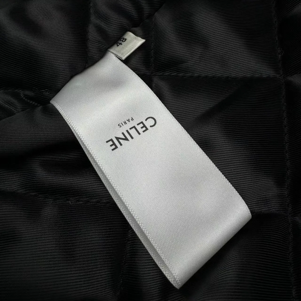 🅿️570 [Exclusive supply] Celine patch letter baseball padded jacket (black) Original purchase and development of 19,500, the fabric is made of customized flocculated soft light brocade velvet, warm and soft, comfortable and close to the skin. It is made of pure and deep black as the base color. The iconic CELINE patch on the chest is embellished. It injects smart vitality with a simple and powerful gesture. The two-color ribbed trim is like a smart chord, adding fashionable tension. With its excellent versatile properties, it has become a well-deserved universal key in the fashion industry. Letter Fantasy Relief Technology uses engraving tools to carve the letters into clear lines. Then, through deep carving and polishing of different parts of the letters, the surface shows undulating changes, giving a full sense of layering. Letter embroidery dream three-dimensional craft can create three-dimensional visual effects on a flat surface through specific stitching methods and materials, and precise control of the direction and force of each stitch and line. Template machine bag opening The preset template guides the position, shape and size of the bag opening. The accuracy ensures the quality of the bag opening effect. Size:46/48/50/52