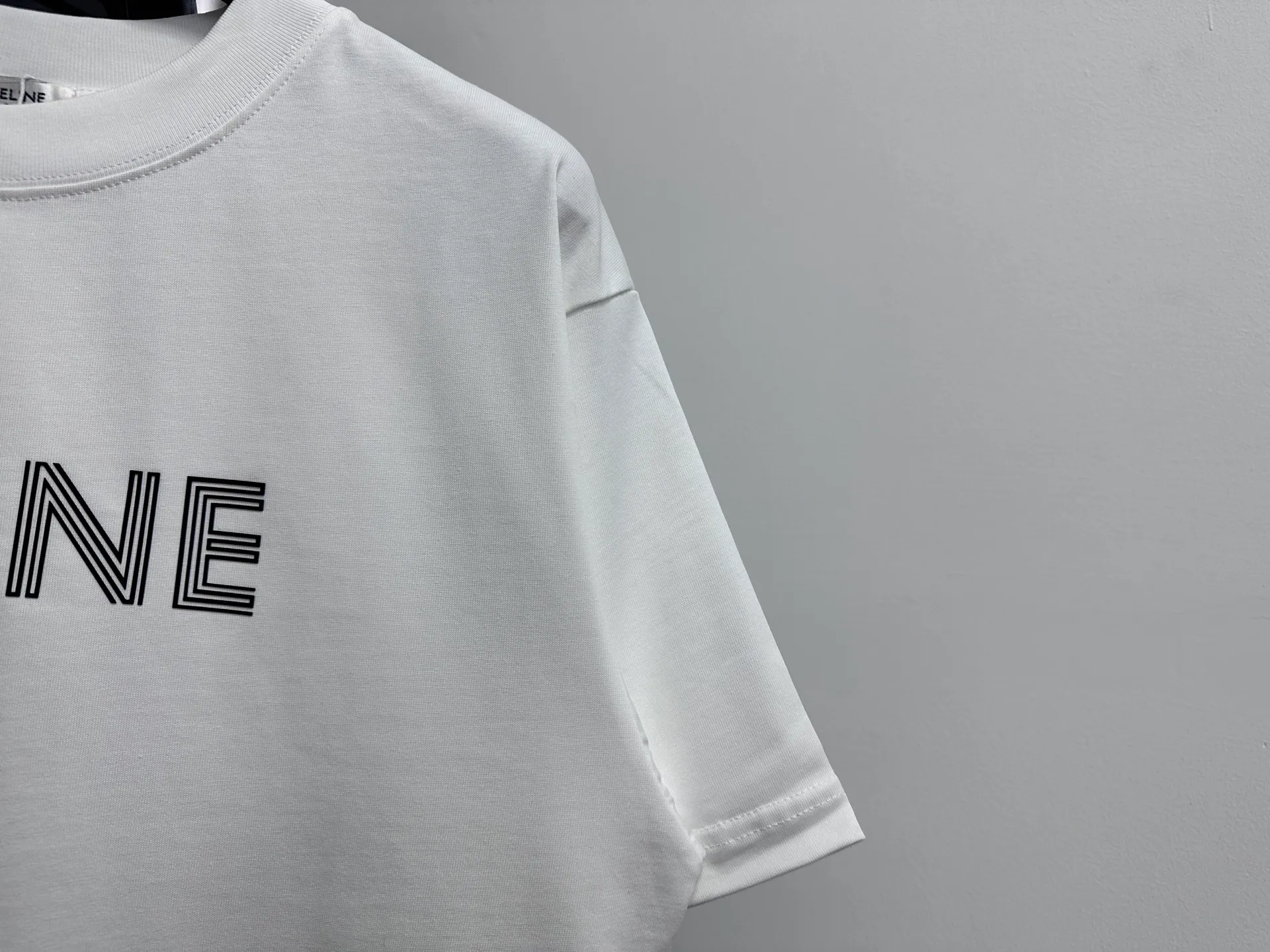 🅿️170 [CELINE] Celine letter logo printed couple's short-sleeved T-shirt. Made of high-cost 280g double-ply double-yarn pure cotton fabric. Thick and wide. Three-dimensional os tailoring. Fashionable and versatile. The same style as the Internet celebrity. Craftsmanship. Simplicity reveals a fashionable atmosphere. Same style for men and women. Original main wheat washed tag moisture-proof paper packaging👍 Color: black white Size: XS-L