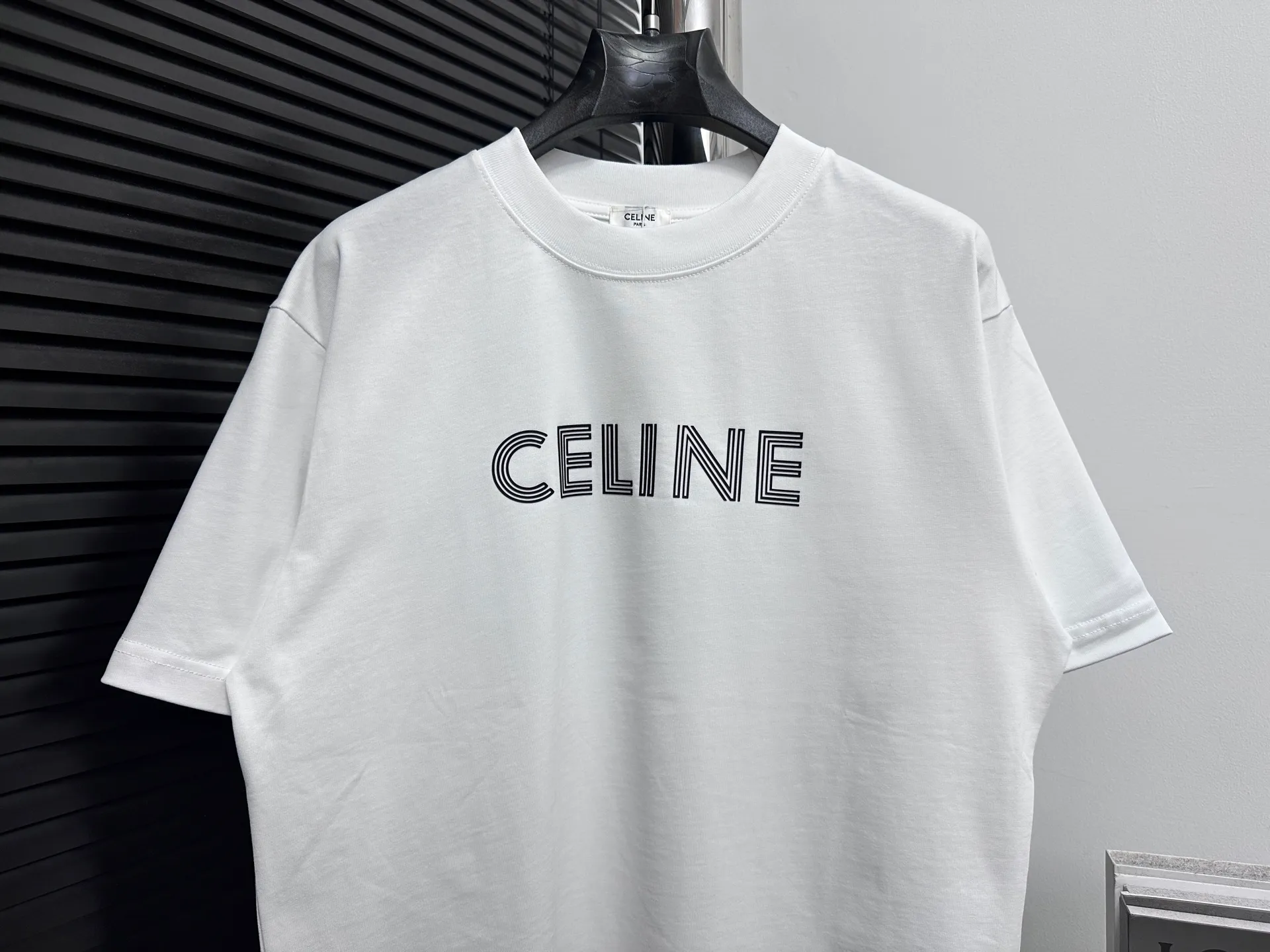 🅿️170 [CELINE] Celine letter logo printed couple's short-sleeved T-shirt. Made of high-cost 280g double-ply double-yarn pure cotton fabric. Thick and wide. Three-dimensional os tailoring. Fashionable and versatile. The same style as the Internet celebrity. Craftsmanship. Simplicity reveals a fashionable atmosphere. Same style for men and women. Original main wheat washed tag moisture-proof paper packaging👍 Color: black white Size: XS-L