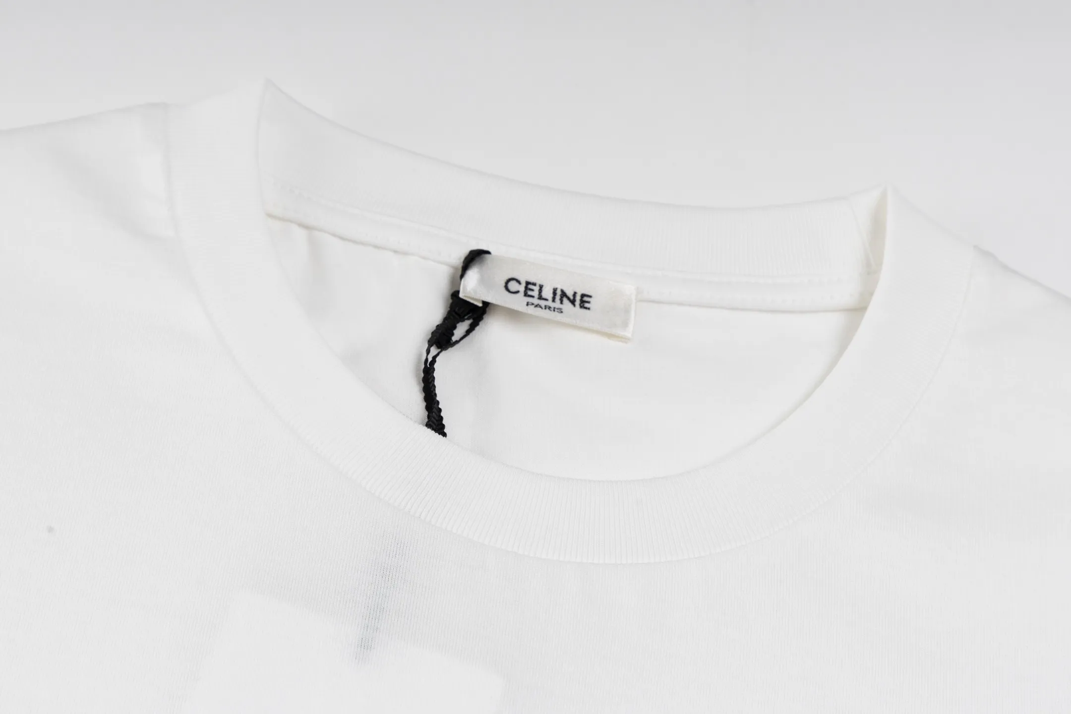 🅿️260 [Exclusive supply] Celine childlike graffiti printed short-sleeves (white) The fabric is made of 50S 165g double-ply plain fabric, and the rib is made of 32S 300g 2×2 stretch rib. 50S double-strand mercerized cotton fabric adopts fine yarn selection, unique mercerization treatment, advanced weaving technology, and environmentally friendly dyeing and finishing processes. Double-strand mercerized cotton fabric has excellent moisture absorption and breathability. Its good elasticity and wrinkle resistance make the fabric less likely to deform during wearing and washing, and is easy to care for. The high-elastic glue has good stretchability and resilience to ensure that the printed pattern can still return to its original shape after stretching; at the same time, the glue has strong adhesion and can be firmly attached to the fabric and not easy to fall off. It also needs to have excellent washability and lightfastness to ensure that the printed pattern can maintain bright colors after long-term use and exposure to light. Dot penetration printing uses a specific printing process to achieve precise positioning and penetration of multiple colors on the fabric, while paying attention to the use of environmentally friendly materials. The color paste is evenly printed on the fabric, and the precise arrangement of dots and accurate color restoration are achieved by controlling the process conditions. Size:XS-S-M-L