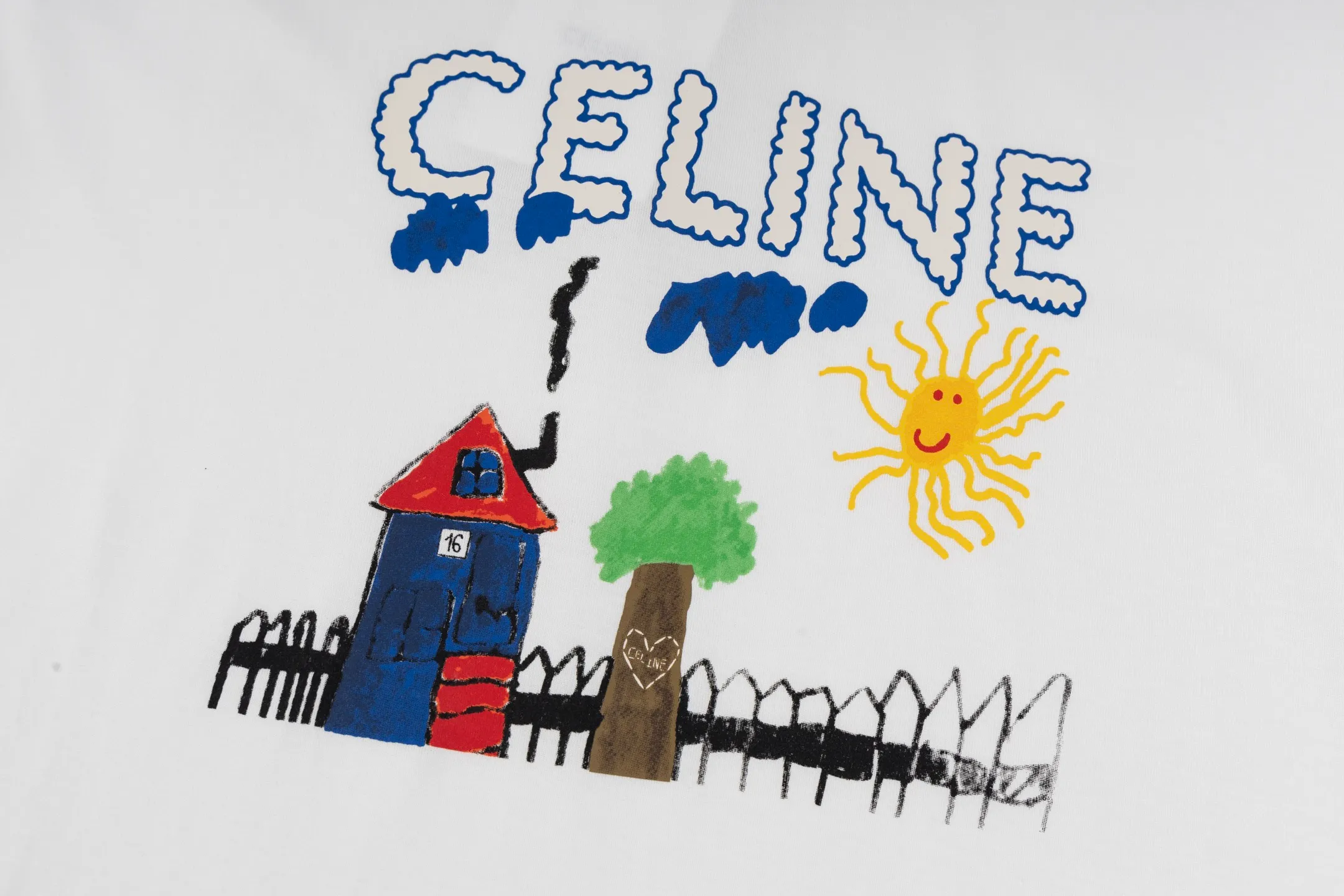 🅿️260 [Exclusive supply] Celine childlike graffiti printed short-sleeves (white) The fabric is made of 50S 165g double-ply plain fabric, and the rib is made of 32S 300g 2×2 stretch rib. 50S double-strand mercerized cotton fabric adopts fine yarn selection, unique mercerization treatment, advanced weaving technology, and environmentally friendly dyeing and finishing processes. Double-strand mercerized cotton fabric has excellent moisture absorption and breathability. Its good elasticity and wrinkle resistance make the fabric less likely to deform during wearing and washing, and is easy to care for. The high-elastic glue has good stretchability and resilience to ensure that the printed pattern can still return to its original shape after stretching; at the same time, the glue has strong adhesion and can be firmly attached to the fabric and not easy to fall off. It also needs to have excellent washability and lightfastness to ensure that the printed pattern can maintain bright colors after long-term use and exposure to light. Dot penetration printing uses a specific printing process to achieve precise positioning and penetration of multiple colors on the fabric, while paying attention to the use of environmentally friendly materials. The color paste is evenly printed on the fabric, and the precise arrangement of dots and accurate color restoration are achieved by controlling the process conditions. Size:XS-S-M-L
