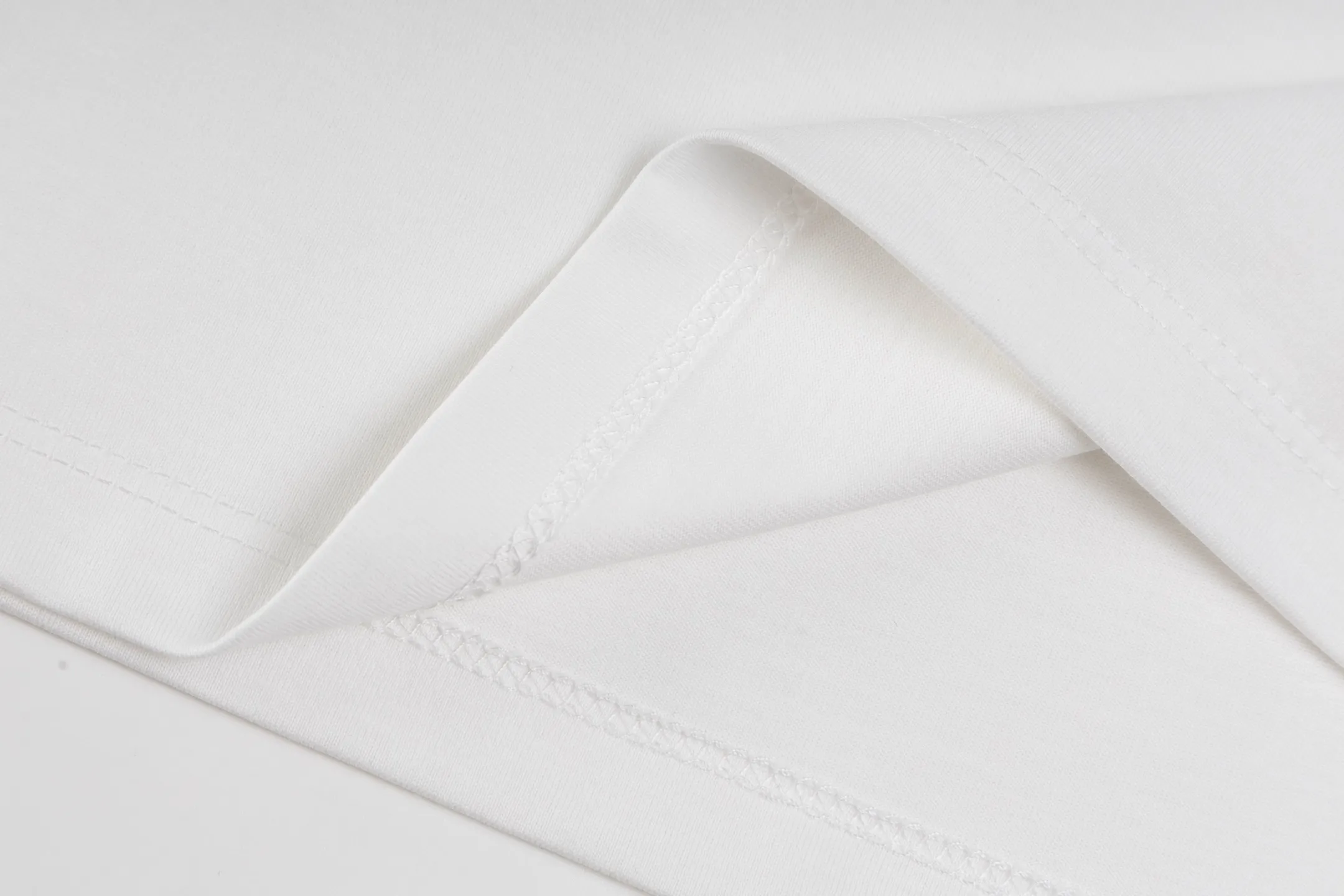 🅿️260 [Exclusive supply] Celine childlike graffiti printed short-sleeves (white) The fabric is made of 50S 165g double-ply plain fabric, and the rib is made of 32S 300g 2×2 stretch rib. 50S double-strand mercerized cotton fabric adopts fine yarn selection, unique mercerization treatment, advanced weaving technology, and environmentally friendly dyeing and finishing processes. Double-strand mercerized cotton fabric has excellent moisture absorption and breathability. Its good elasticity and wrinkle resistance make the fabric less likely to deform during wearing and washing, and is easy to care for. The high-elastic glue has good stretchability and resilience to ensure that the printed pattern can still return to its original shape after stretching; at the same time, the glue has strong adhesion and can be firmly attached to the fabric and not easy to fall off. It also needs to have excellent washability and lightfastness to ensure that the printed pattern can maintain bright colors after long-term use and exposure to light. Dot penetration printing uses a specific printing process to achieve precise positioning and penetration of multiple colors on the fabric, while paying attention to the use of environmentally friendly materials. The color paste is evenly printed on the fabric, and the precise arrangement of dots and accurate color restoration are achieved by controlling the process conditions. Size:XS-S-M-L