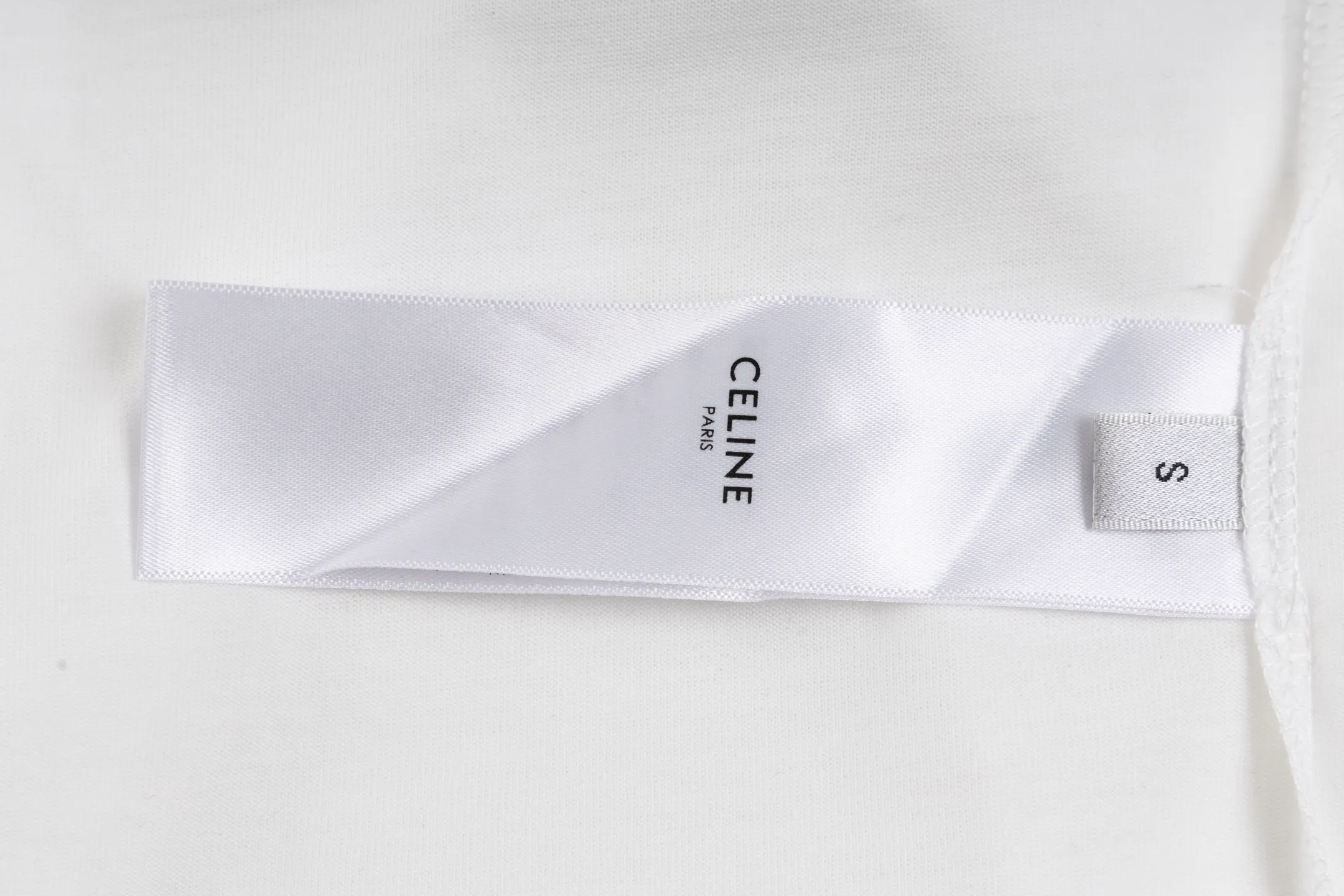 🅿️260 [Exclusive supply] Celine childlike graffiti printed short-sleeves (white) The fabric is made of 50S 165g double-ply plain fabric, and the rib is made of 32S 300g 2×2 stretch rib. 50S double-strand mercerized cotton fabric adopts fine yarn selection, unique mercerization treatment, advanced weaving technology, and environmentally friendly dyeing and finishing processes. Double-strand mercerized cotton fabric has excellent moisture absorption and breathability. Its good elasticity and wrinkle resistance make the fabric less likely to deform during wearing and washing, and is easy to care for. The high-elastic glue has good stretchability and resilience to ensure that the printed pattern can still return to its original shape after stretching; at the same time, the glue has strong adhesion and can be firmly attached to the fabric and not easy to fall off. It also needs to have excellent washability and lightfastness to ensure that the printed pattern can maintain bright colors after long-term use and exposure to light. Dot penetration printing uses a specific printing process to achieve precise positioning and penetration of multiple colors on the fabric, while paying attention to the use of environmentally friendly materials. The color paste is evenly printed on the fabric, and the precise arrangement of dots and accurate color restoration are achieved by controlling the process conditions. Size:XS-S-M-L