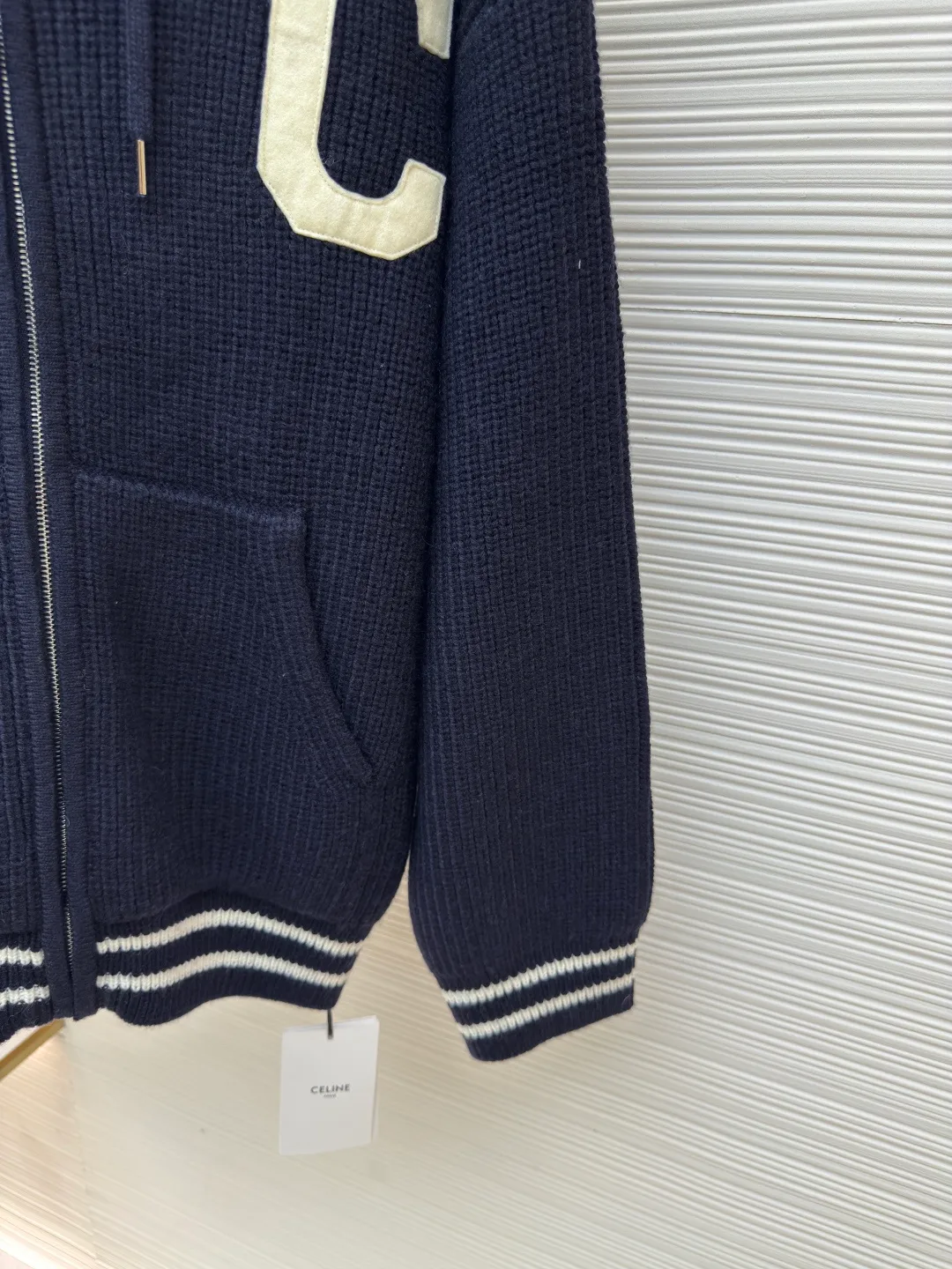 Celine bubble cotton Zhangzi woolen jacket ●Authentic product: 18000 purchased and developed ●Item number: 1680568-C75 ●Fabric: bubble cotton fabric ●Technology: woolen fabric ●Version: fitted version ●Weight: about 1305 grams ●Size: XS-S-M-L ●Description: The wool material is made of 80% fully combed cotton yarn, which is colored and dyed 1:1 according to the original version. The color similarity is as high as 95%. From a technical point of view, combed cotton will clean out excess impurities during the production process, making the woven items look smoother and high-end. Compared with pure cotton, combed cotton is less prone to fluffing and pilling; pure cotton clothes are good, but for many people, although cotton is not easy to pill, it is easy to shrink and deform; compared with pure cotton fabrics, combed cotton fabrics are more comfortable and breathable, but the texture, washability, deformation resistance and durability of combed cotton fabrics are much higher than those of pure cotton, and the texture of combed cotton fabrics is finer than that of ordinary pure cotton. While the unit price of the yarn is high, the quality is also higher; the weight, thickness, density, and similarity of the clothes are 99%, which is different from the beggar's version on the market that only cuts corners. Although the beggar's version is cheaper by dozens of dollars, it cuts corners everywhere. The clothes are light, textureless, and feel cheap. Even the stitching of the pieces is completely different from the original; the English letters on the front and back are made of foam cotton accessories and are hand-operated on a flat car. The overall wiring is straight and delicate, the fabric is comfortable and soft, and the color is consistent without color difference. It can be matched with the same style to create a fashionable look and control various occasions. Customized accessories, complete with three standards, same style for men and women!