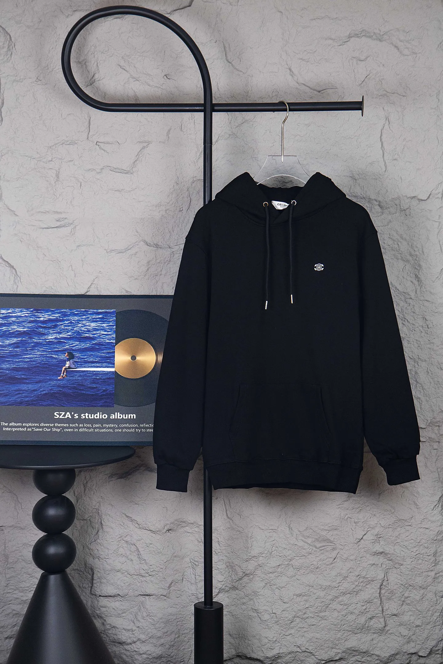 🅿️250 model number: M257 CELINE/Celine Arc de Triomphe knitted hooded sweatshirt The CE classic model is the hottest, most elegant and most versatile one in the Arc de Triomphe series. In terms of design, it is the most common basic style among sweatshirts. It has no fancy tricks and uses letter design to embellish the overall style. It is simple and clear. You will know at a glance that you will not regret buying it. It can be used in all wardrobes for commuting, and it is full of temperament! As for the fabric, you really want it! The simpler a sweatshirt like this is, the more exquisite its materials and craftsmanship are. It is made of 400g high-gram weight dust-free cloth. The body has a heavy feeling, the needle-cut texture is tight, and the skin feels clear and natural. Every time you throw it away, you can feel the noble texture of the clothes, just like the noble temperament displayed on the counter. The letter printing uses imported fine matte black paste. The matte printing completely penetrates into the fabric and blends into one! Size：S-XL