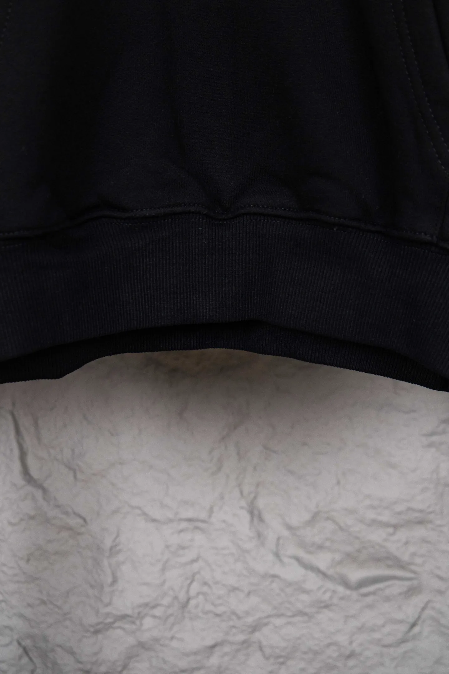 🅿️250 model number: M257 CELINE/Celine Arc de Triomphe knitted hooded sweatshirt The CE classic model is the hottest, most elegant and most versatile one in the Arc de Triomphe series. In terms of design, it is the most common basic style among sweatshirts. It has no fancy tricks and uses letter design to embellish the overall style. It is simple and clear. You will know at a glance that you will not regret buying it. It can be used in all wardrobes for commuting, and it is full of temperament! As for the fabric, you really want it! The simpler a sweatshirt like this is, the more exquisite its materials and craftsmanship are. It is made of 400g high-gram weight dust-free cloth. The body has a heavy feeling, the needle-cut texture is tight, and the skin feels clear and natural. Every time you throw it away, you can feel the noble texture of the clothes, just like the noble temperament displayed on the counter. The letter printing uses imported fine matte black paste. The matte printing completely penetrates into the fabric and blends into one! Size：S-XL