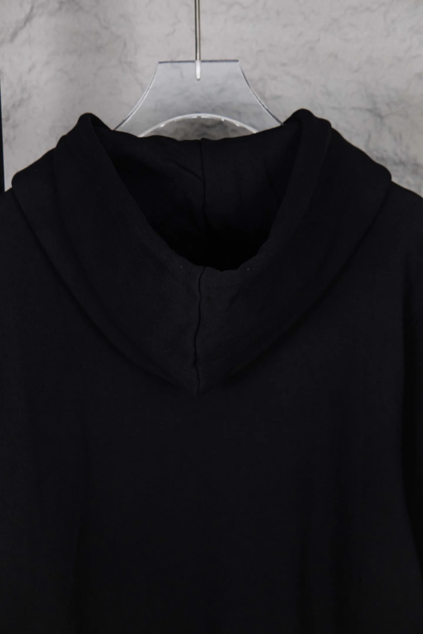 🅿️250 model number: M257 CELINE/Celine Arc de Triomphe knitted hooded sweatshirt The CE classic model is the hottest, most elegant and most versatile one in the Arc de Triomphe series. In terms of design, it is the most common basic style among sweatshirts. It has no fancy tricks and uses letter design to embellish the overall style. It is simple and clear. You will know at a glance that you will not regret buying it. It can be used in all wardrobes for commuting, and it is full of temperament! As for the fabric, you really want it! The simpler a sweatshirt like this is, the more exquisite its materials and craftsmanship are. It is made of 400g high-gram weight dust-free cloth. The body has a heavy feeling, the needle-cut texture is tight, and the skin feels clear and natural. Every time you throw it away, you can feel the noble texture of the clothes, just like the noble temperament displayed on the counter. The letter printing uses imported fine matte black paste. The matte printing completely penetrates into the fabric and blends into one! Size：S-XL