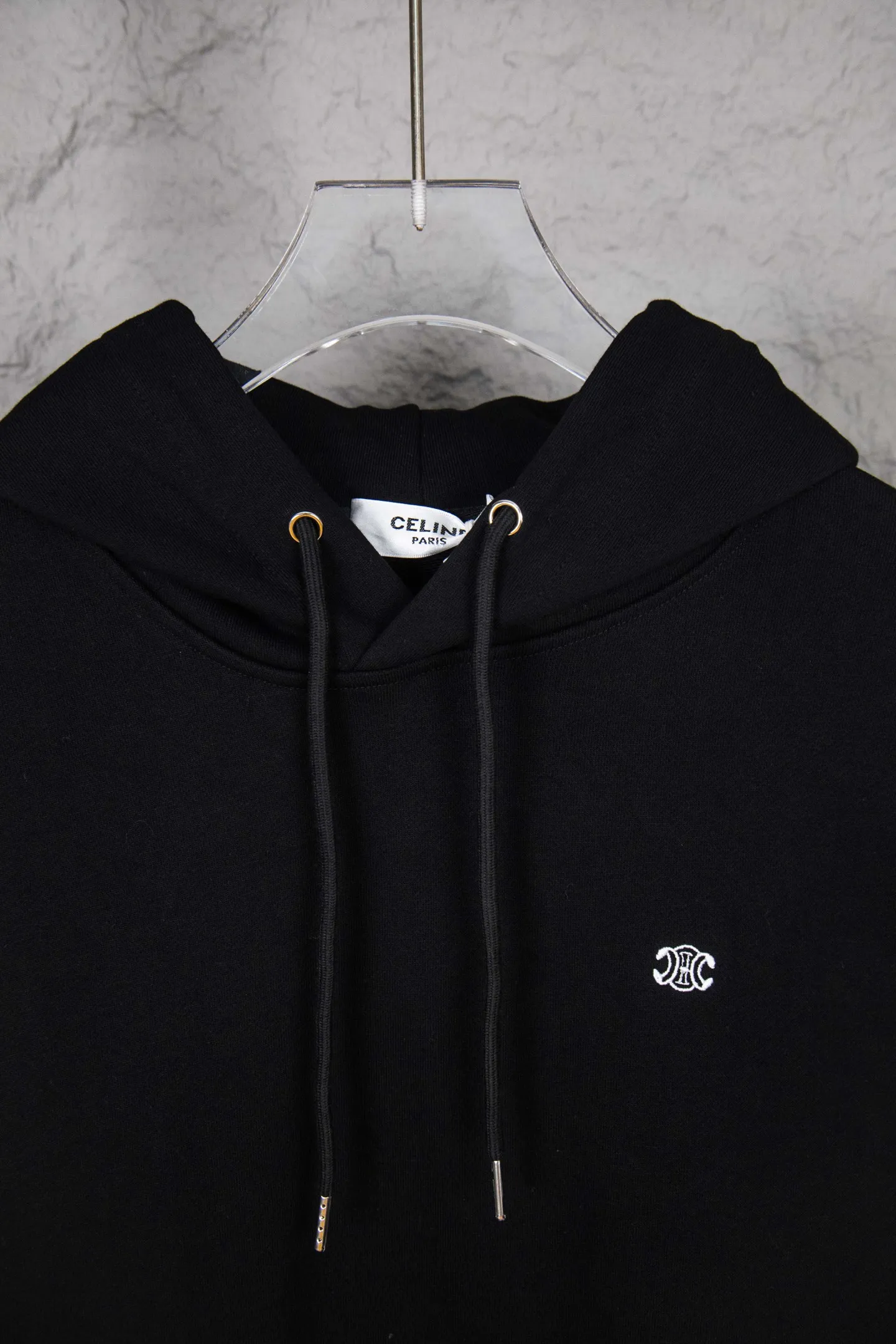 🅿️250 model number: M257 CELINE/Celine Arc de Triomphe knitted hooded sweatshirt The CE classic model is the hottest, most elegant and most versatile one in the Arc de Triomphe series. In terms of design, it is the most common basic style among sweatshirts. It has no fancy tricks and uses letter design to embellish the overall style. It is simple and clear. You will know at a glance that you will not regret buying it. It can be used in all wardrobes for commuting, and it is full of temperament! As for the fabric, you really want it! The simpler a sweatshirt like this is, the more exquisite its materials and craftsmanship are. It is made of 400g high-gram weight dust-free cloth. The body has a heavy feeling, the needle-cut texture is tight, and the skin feels clear and natural. Every time you throw it away, you can feel the noble texture of the clothes, just like the noble temperament displayed on the counter. The letter printing uses imported fine matte black paste. The matte printing completely penetrates into the fabric and blends into one! Size：S-XL