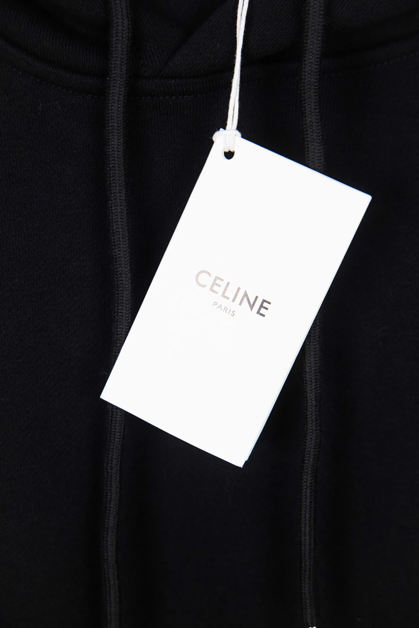 🅿️250 model number: M257 CELINE/Celine Arc de Triomphe knitted hooded sweatshirt The CE classic model is the hottest, most elegant and most versatile one in the Arc de Triomphe series. In terms of design, it is the most common basic style among sweatshirts. It has no fancy tricks and uses letter design to embellish the overall style. It is simple and clear. You will know at a glance that you will not regret buying it. It can be used in all wardrobes for commuting, and it is full of temperament! As for the fabric, you really want it! The simpler a sweatshirt like this is, the more exquisite its materials and craftsmanship are. It is made of 400g high-gram weight dust-free cloth. The body has a heavy feeling, the needle-cut texture is tight, and the skin feels clear and natural. Every time you throw it away, you can feel the noble texture of the clothes, just like the noble temperament displayed on the counter. The letter printing uses imported fine matte black paste. The matte printing completely penetrates into the fabric and blends into one! Size：S-XL
