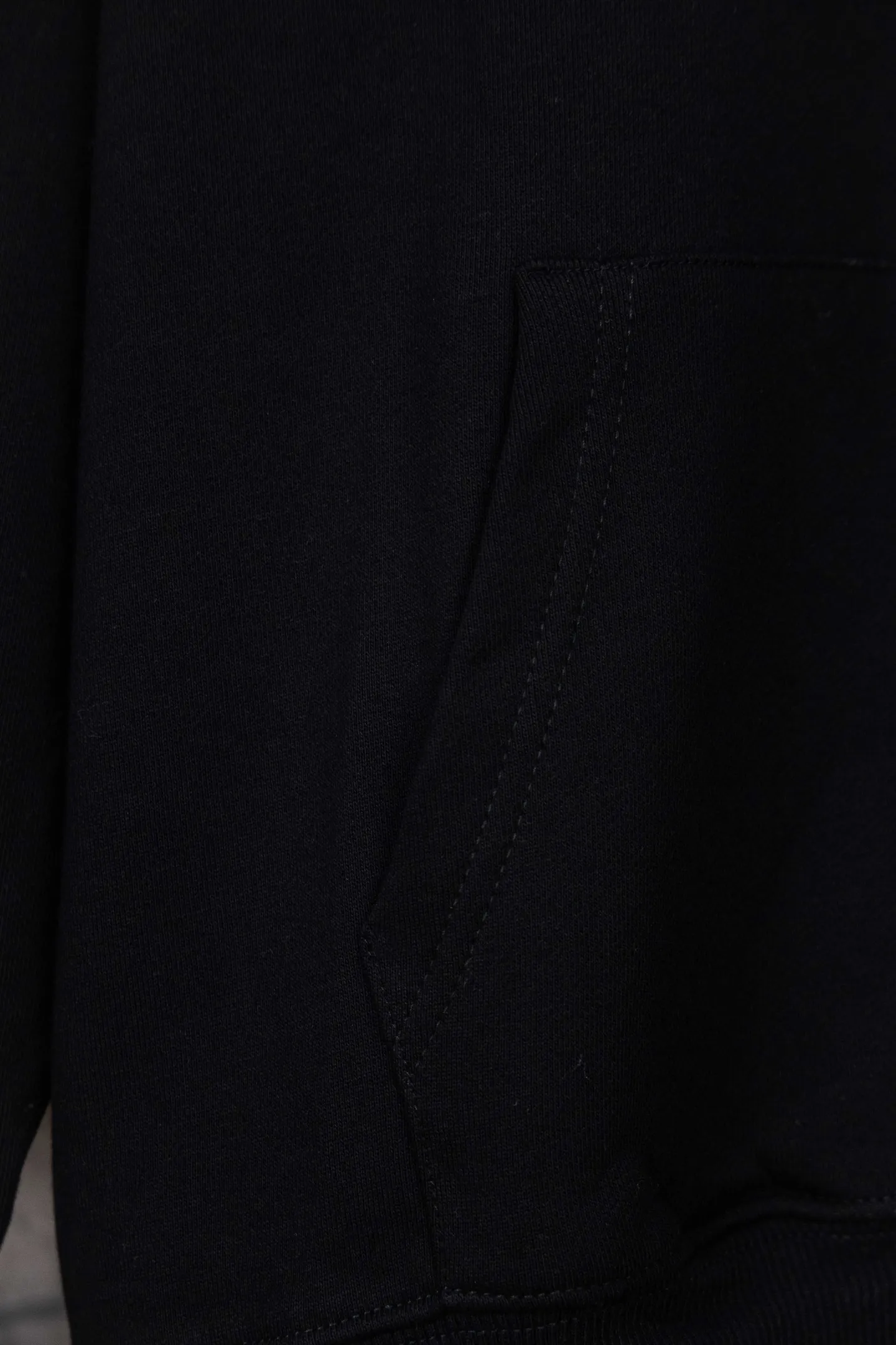 🅿️250 model number: M257 CELINE/Celine Arc de Triomphe knitted hooded sweatshirt The CE classic model is the hottest, most elegant and most versatile one in the Arc de Triomphe series. In terms of design, it is the most common basic style among sweatshirts. It has no fancy tricks and uses letter design to embellish the overall style. It is simple and clear. You will know at a glance that you will not regret buying it. It can be used in all wardrobes for commuting, and it is full of temperament! As for the fabric, you really want it! The simpler a sweatshirt like this is, the more exquisite its materials and craftsmanship are. It is made of 400g high-gram weight dust-free cloth. The body has a heavy feeling, the needle-cut texture is tight, and the skin feels clear and natural. Every time you throw it away, you can feel the noble texture of the clothes, just like the noble temperament displayed on the counter. The letter printing uses imported fine matte black paste. The matte printing completely penetrates into the fabric and blends into one! Size：S-XL