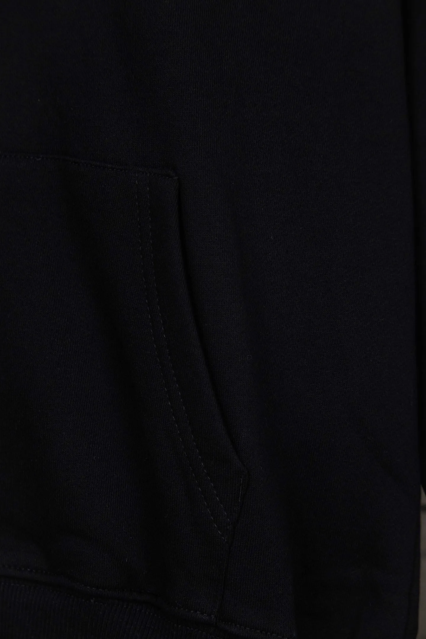 🅿️250 model number: M257 CELINE/Celine Arc de Triomphe knitted hooded sweatshirt The CE classic model is the hottest, most elegant and most versatile one in the Arc de Triomphe series. In terms of design, it is the most common basic style among sweatshirts. It has no fancy tricks and uses letter design to embellish the overall style. It is simple and clear. You will know at a glance that you will not regret buying it. It can be used in all wardrobes for commuting, and it is full of temperament! As for the fabric, you really want it! The simpler a sweatshirt like this is, the more exquisite its materials and craftsmanship are. It is made of 400g high-gram weight dust-free cloth. The body has a heavy feeling, the needle-cut texture is tight, and the skin feels clear and natural. Every time you throw it away, you can feel the noble texture of the clothes, just like the noble temperament displayed on the counter. The letter printing uses imported fine matte black paste. The matte printing completely penetrates into the fabric and blends into one! Size：S-XL