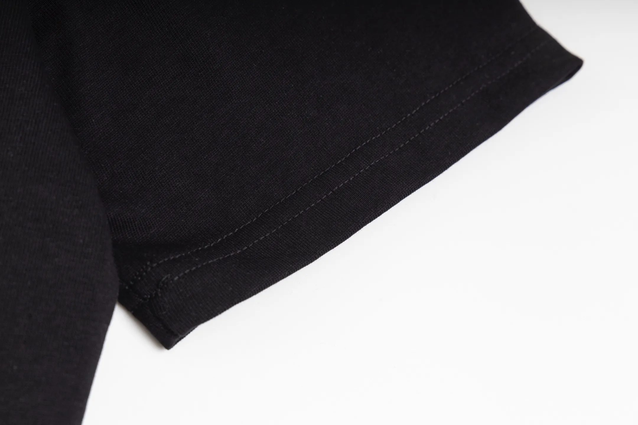 🅿️170 Style #Z5 Celine limited letter logo printed round neck short sleeves Same style as CELINE official website Fabric: 32-count double yarn 280g pure cotton fabric Weaving and dyeing threads of the same color in the same cylinder Process: imported machine white ink direct-jet printing process Supporting: complete three-label cardboard oil paper code sticker packaging High-temperature pre-shrinking process before production, no shrinkage and deformation Imported machine professional plate making os version can wear up to 200 pounds The size is measured manually. The error of 2-3cm is normal. Color: black white size: s m l xl
