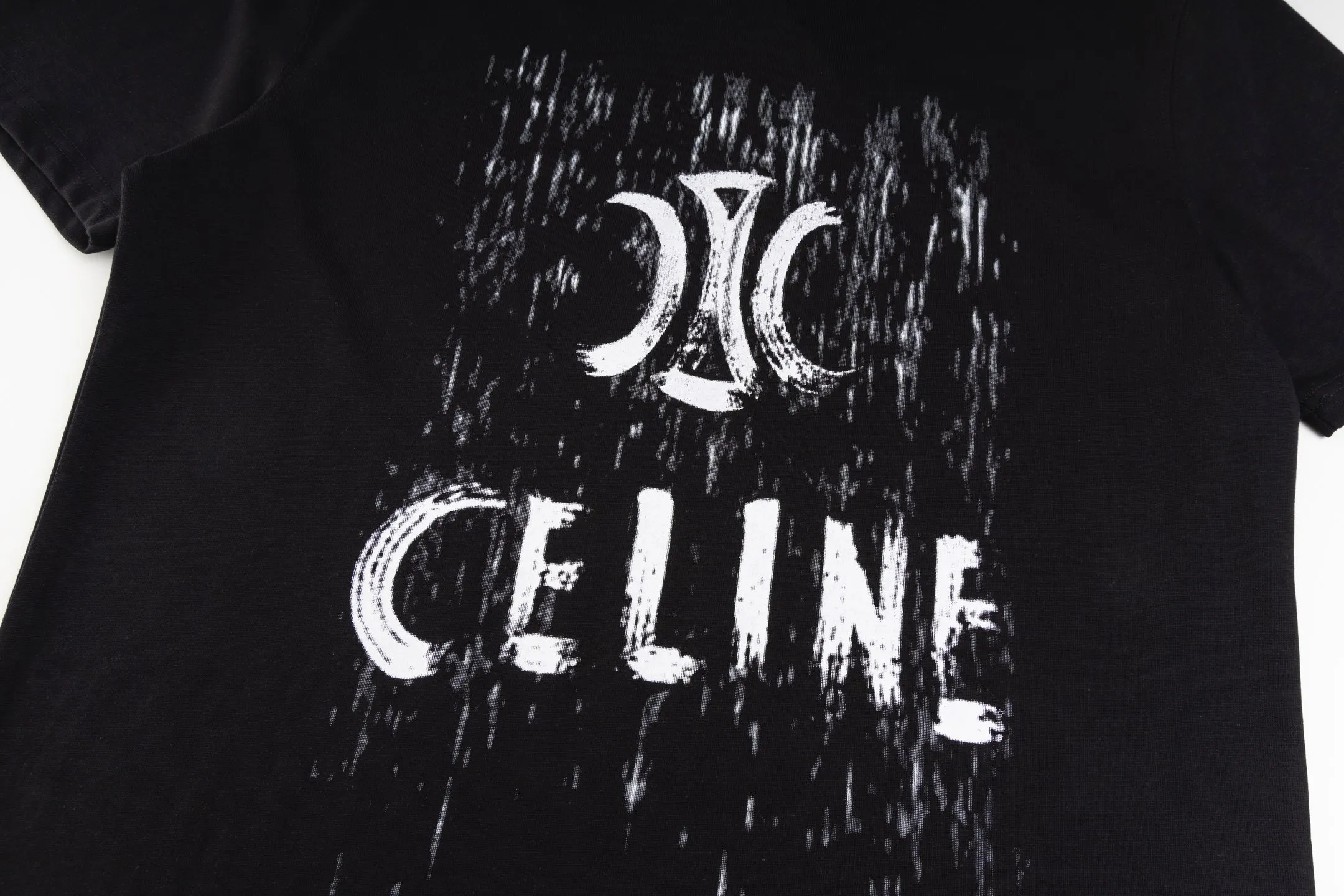 🅿️170 Style #Z5 Celine limited letter logo printed round neck short sleeves Same style as CELINE official website Fabric: 32-count double yarn 280g pure cotton fabric Weaving and dyeing threads of the same color in the same cylinder Process: imported machine white ink direct-jet printing process Supporting: complete three-label cardboard oil paper code sticker packaging High-temperature pre-shrinking process before production, no shrinkage and deformation Imported machine professional plate making os version can wear up to 200 pounds The size is measured manually. The error of 2-3cm is normal. Color: black white size: s m l xl