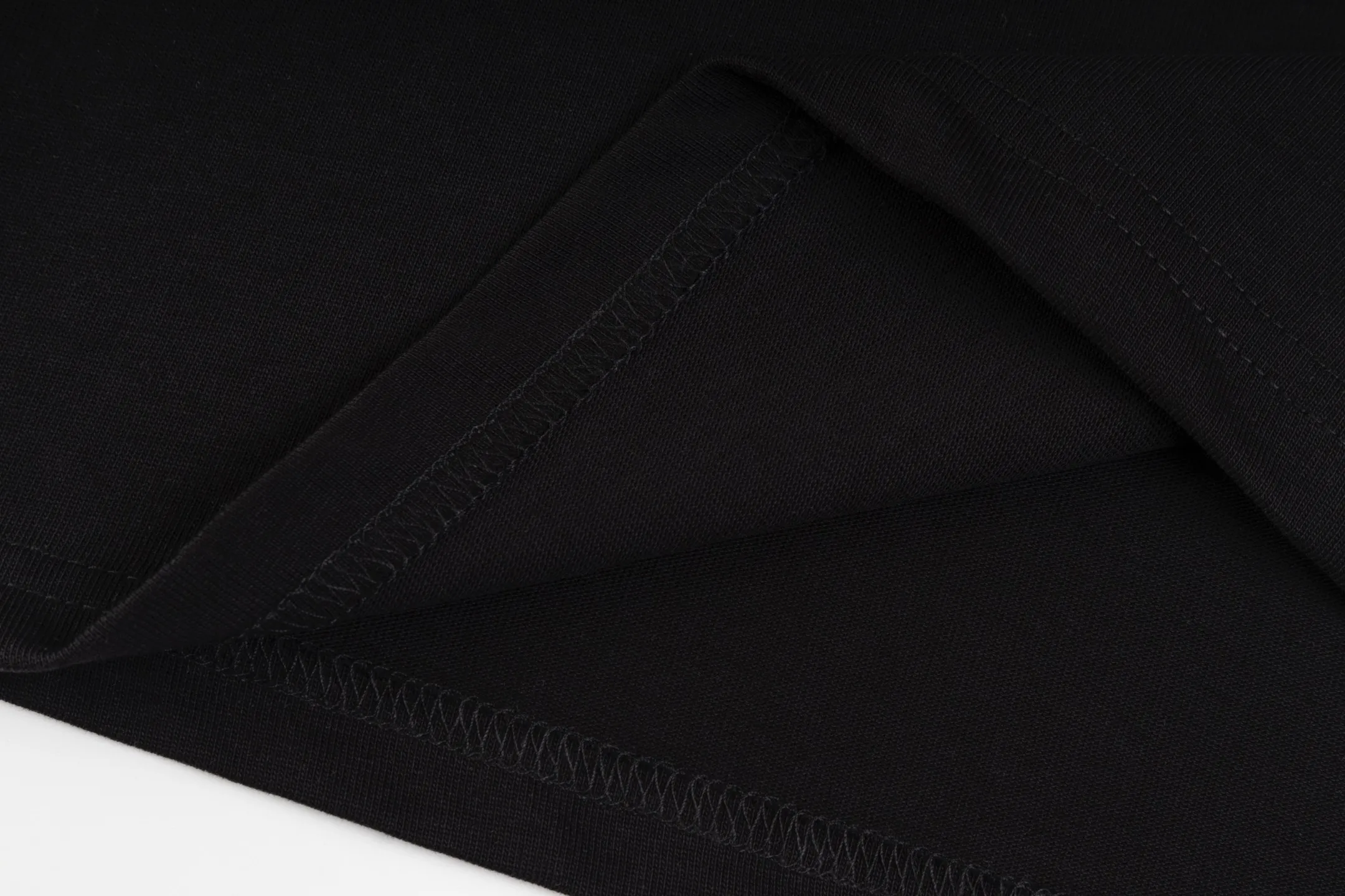 🅿️170 Style #Z5 Celine limited letter logo printed round neck short sleeves Same style as CELINE official website Fabric: 32-count double yarn 280g pure cotton fabric Weaving and dyeing threads of the same color in the same cylinder Process: imported machine white ink direct-jet printing process Supporting: complete three-label cardboard oil paper code sticker packaging High-temperature pre-shrinking process before production, no shrinkage and deformation Imported machine professional plate making os version can wear up to 200 pounds The size is measured manually. The error of 2-3cm is normal. Color: black white size: s m l xl