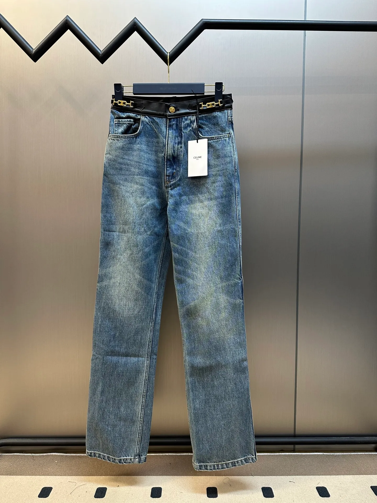 🅿️640 Celine leather-edged jeans, custom-woven and dyed Japanese denim denim fabric, 100% pure cotton yarn weaving and shipped to order. PISMO washed color with TRIOMPHE chain decoration on the waist. Leather trim size: s m l