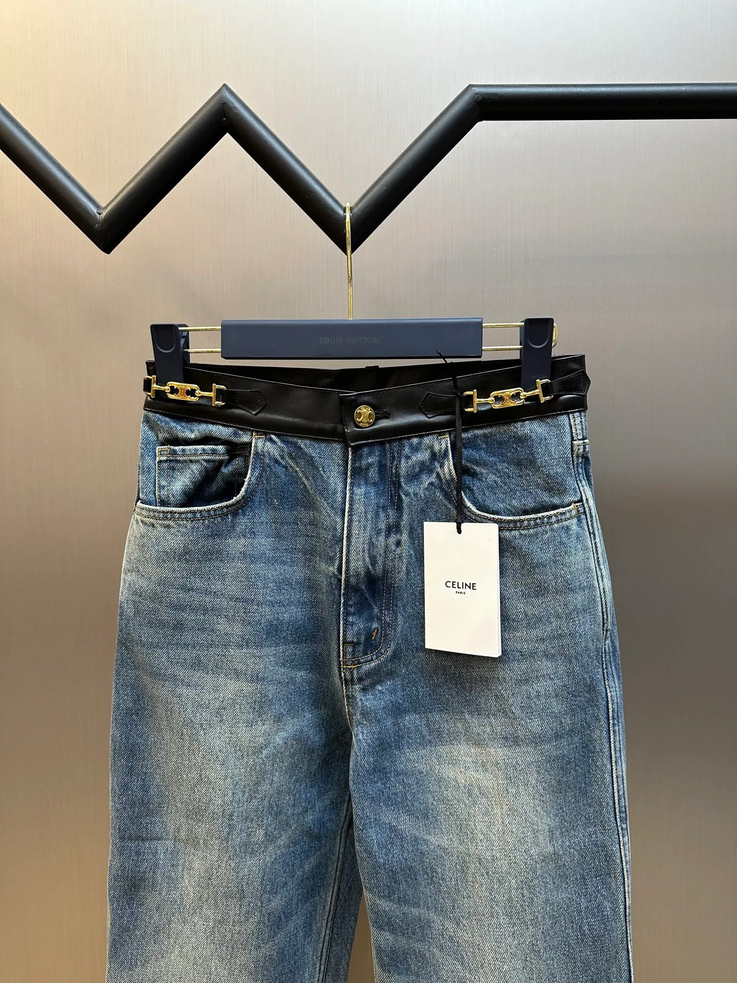 🅿️640 Celine leather-edged jeans, custom-woven and dyed Japanese denim denim fabric, 100% pure cotton yarn weaving and shipped to order. PISMO washed color with TRIOMPHE chain decoration on the waist. Leather trim size: s m l