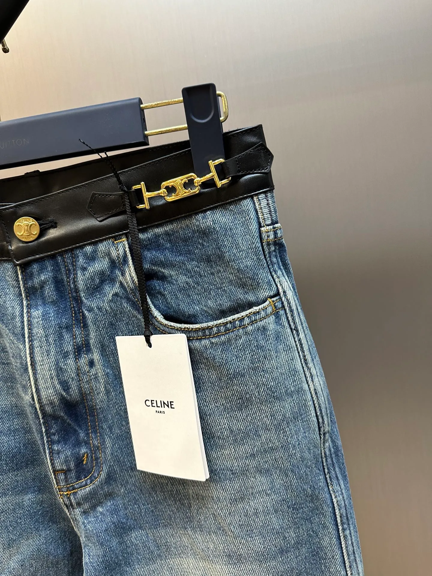 🅿️640 Celine leather-edged jeans, custom-woven and dyed Japanese denim denim fabric, 100% pure cotton yarn weaving and shipped to order. PISMO washed color with TRIOMPHE chain decoration on the waist. Leather trim size: s m l