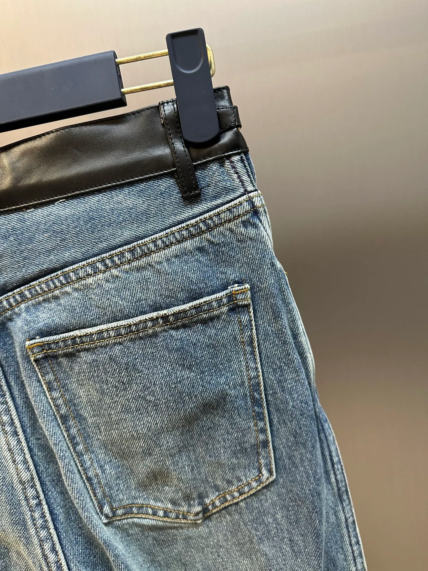 🅿️640 Celine leather-edged jeans, custom-woven and dyed Japanese denim denim fabric, 100% pure cotton yarn weaving and shipped to order. PISMO washed color with TRIOMPHE chain decoration on the waist. Leather trim size: s m l